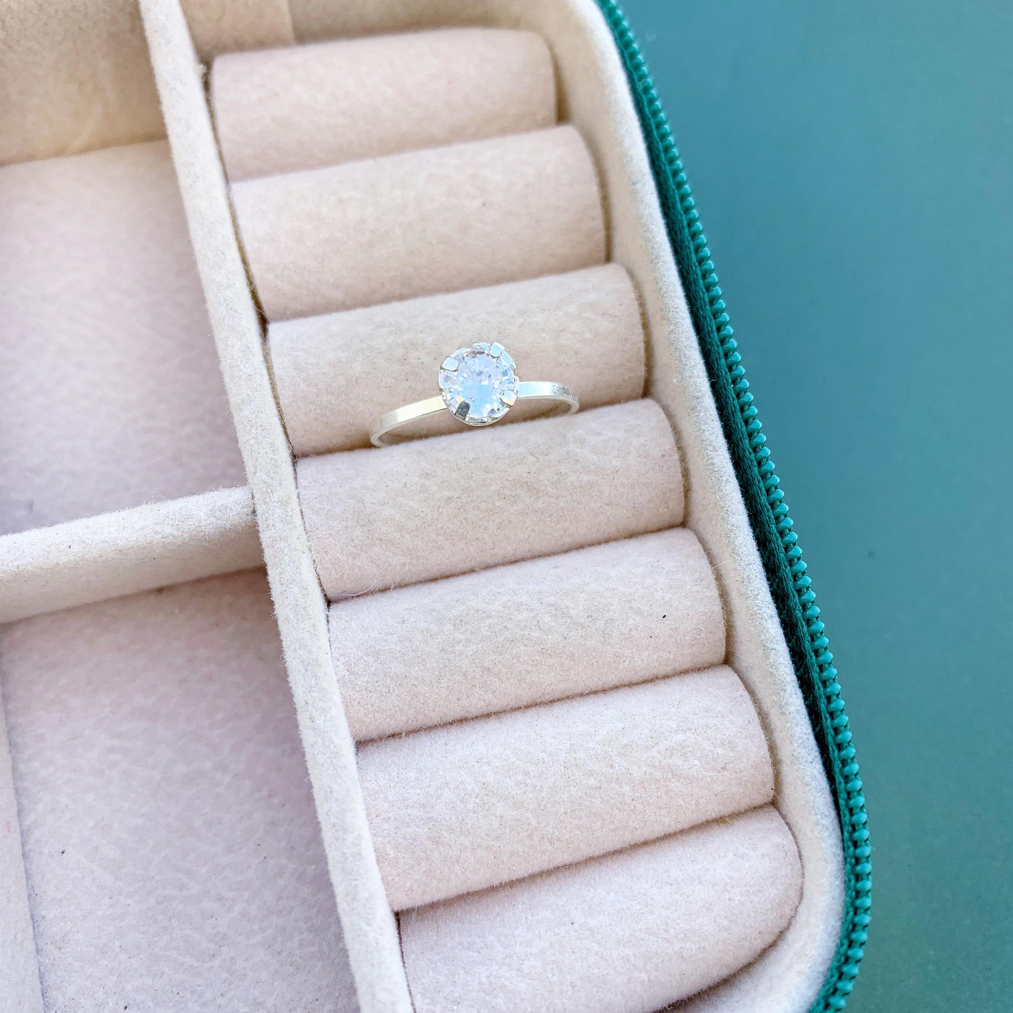 Anel Ponto de Luz Caixa Alta