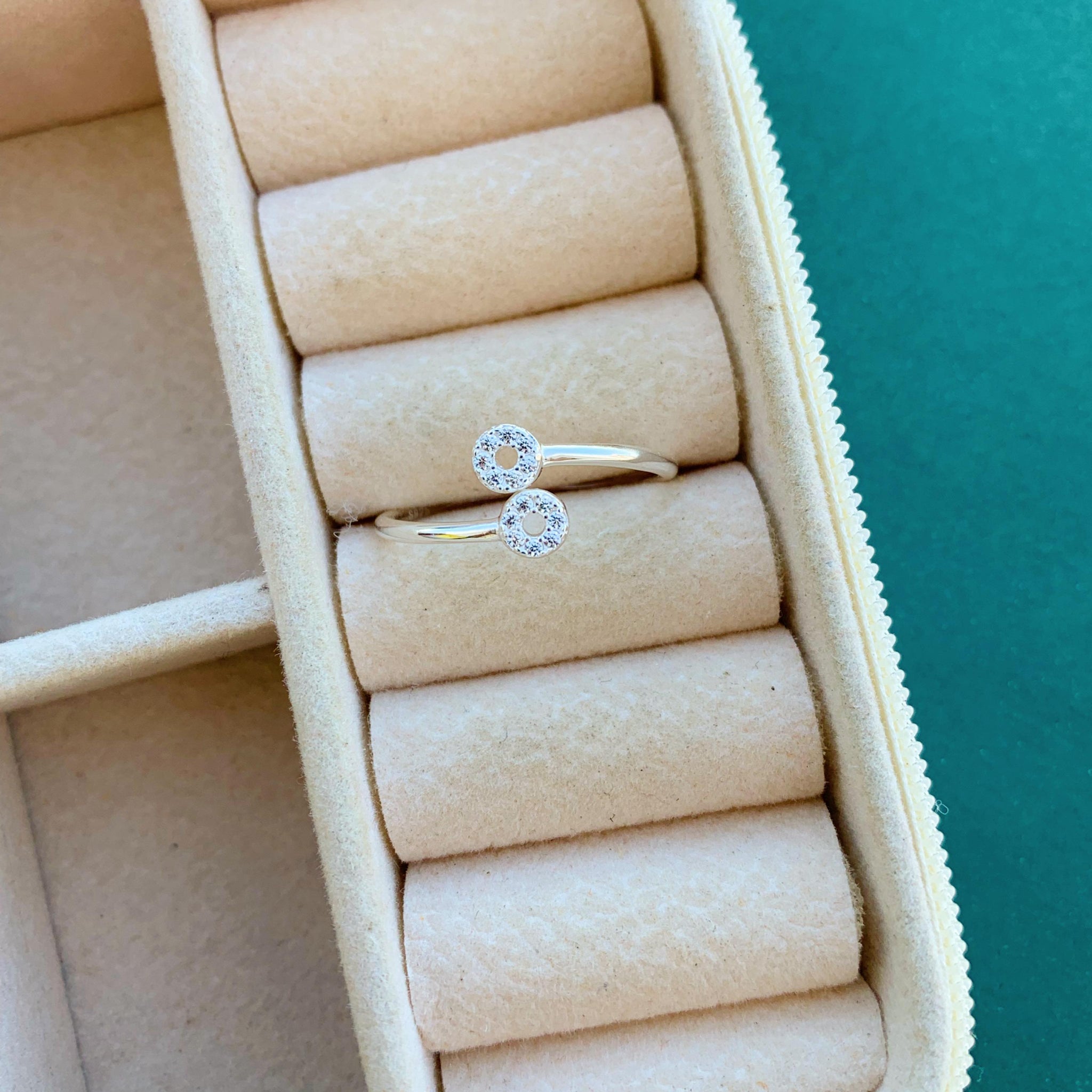 Anel Dois Círculos Vazados Cravejados