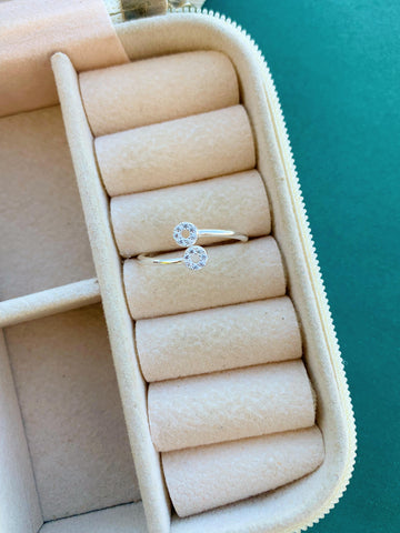 Anel Dois Círculos Vazados Cravejados