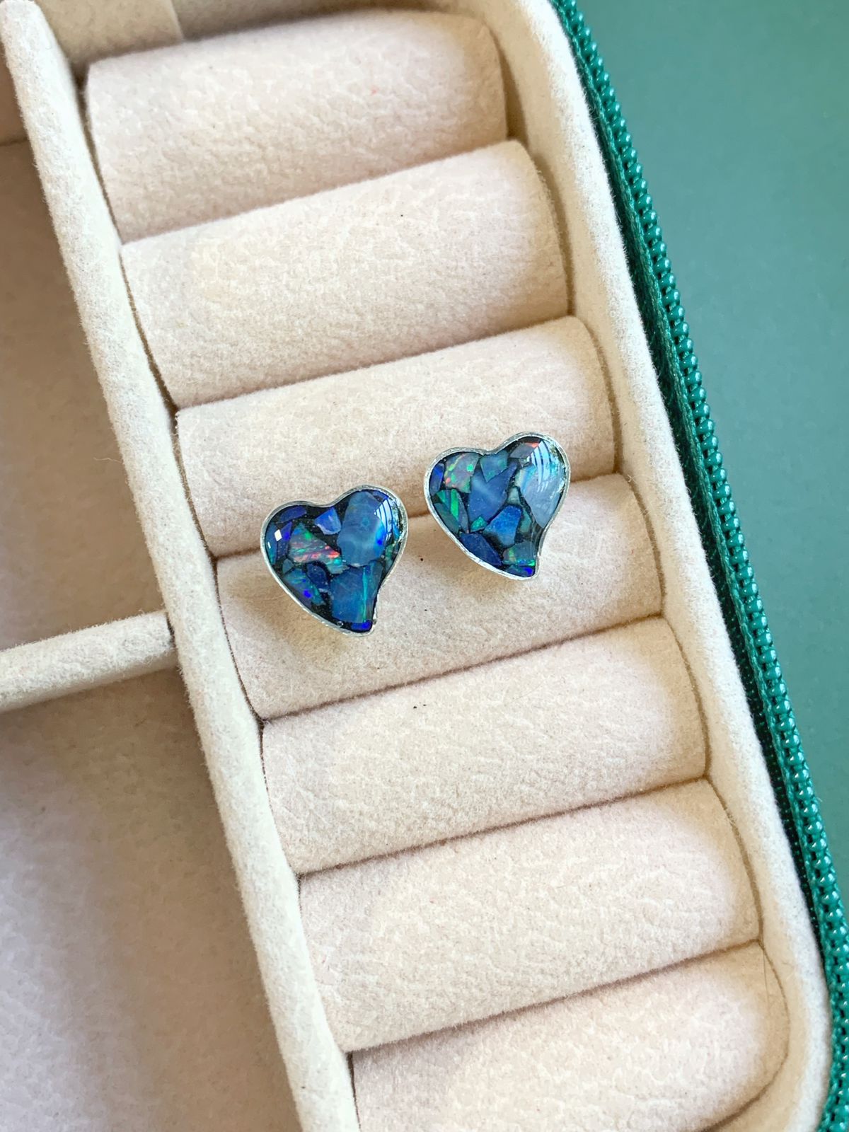 Brinco Coração Torto em Opala