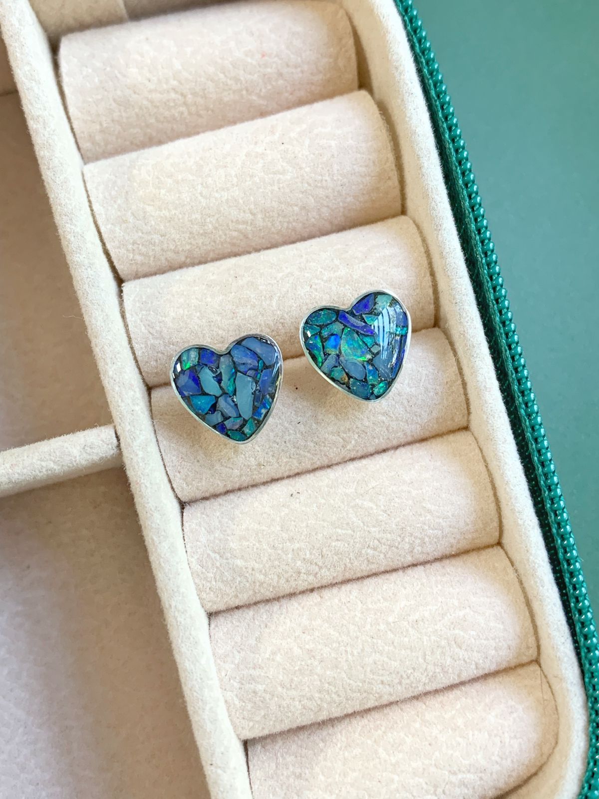 Brinco de Coração Baixo M em Opala