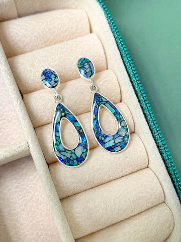 Brinco Gota Vazado Pendurado em Opala