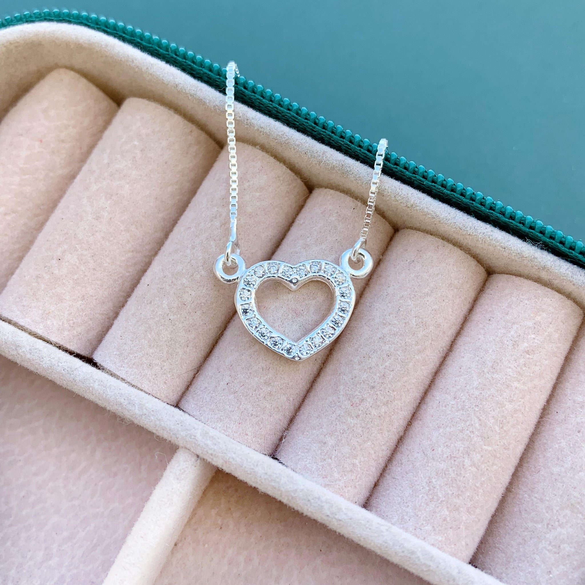 Gargantilha Coração Vazado Cravejado