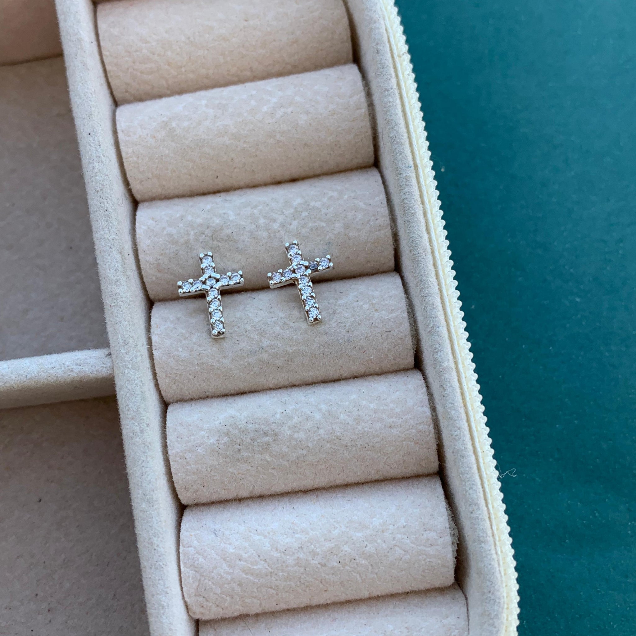 Brinco Cruz Pequeno Zirconea 1,25mm