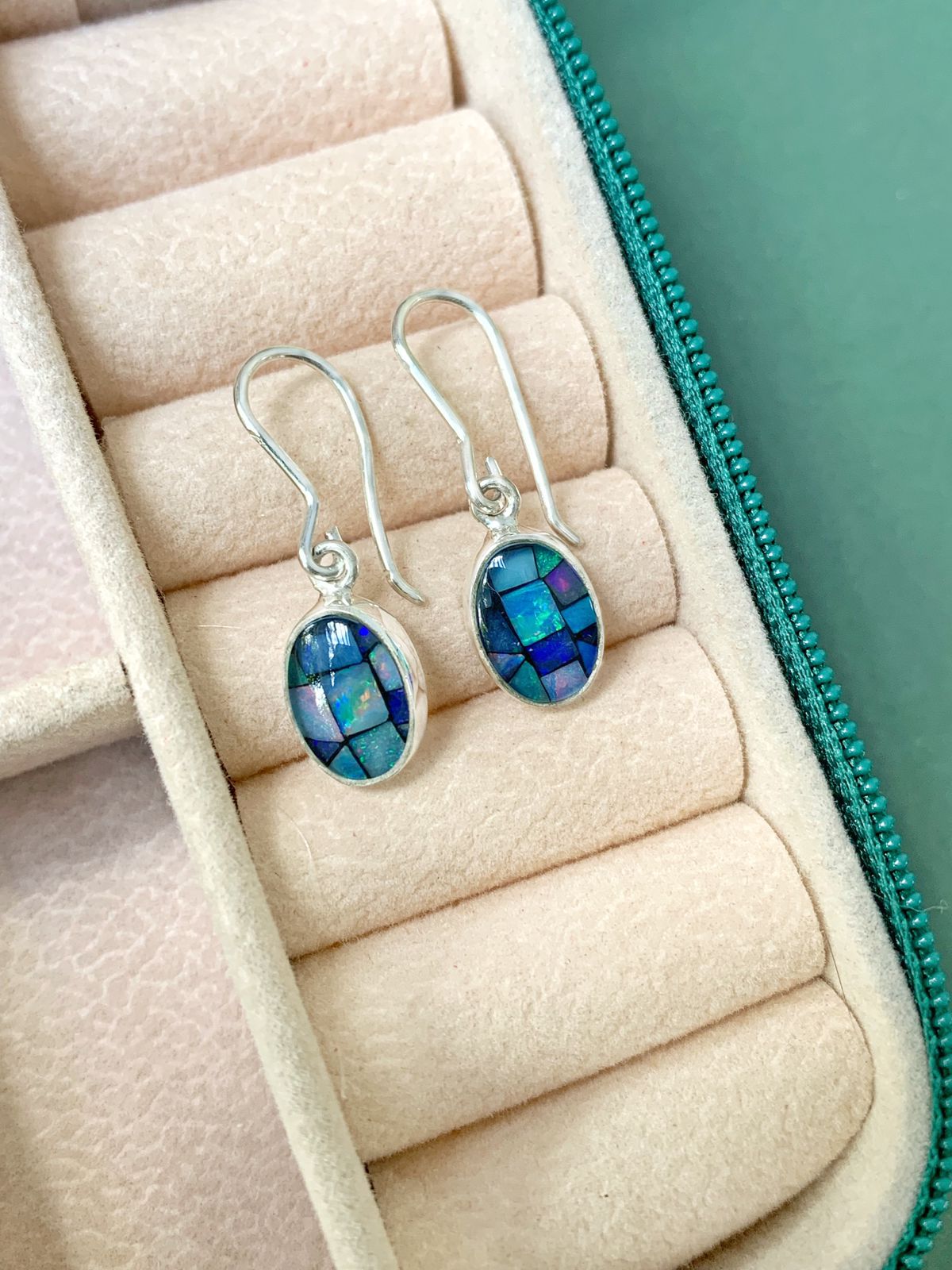 Brinco Oval Pendurado Opala