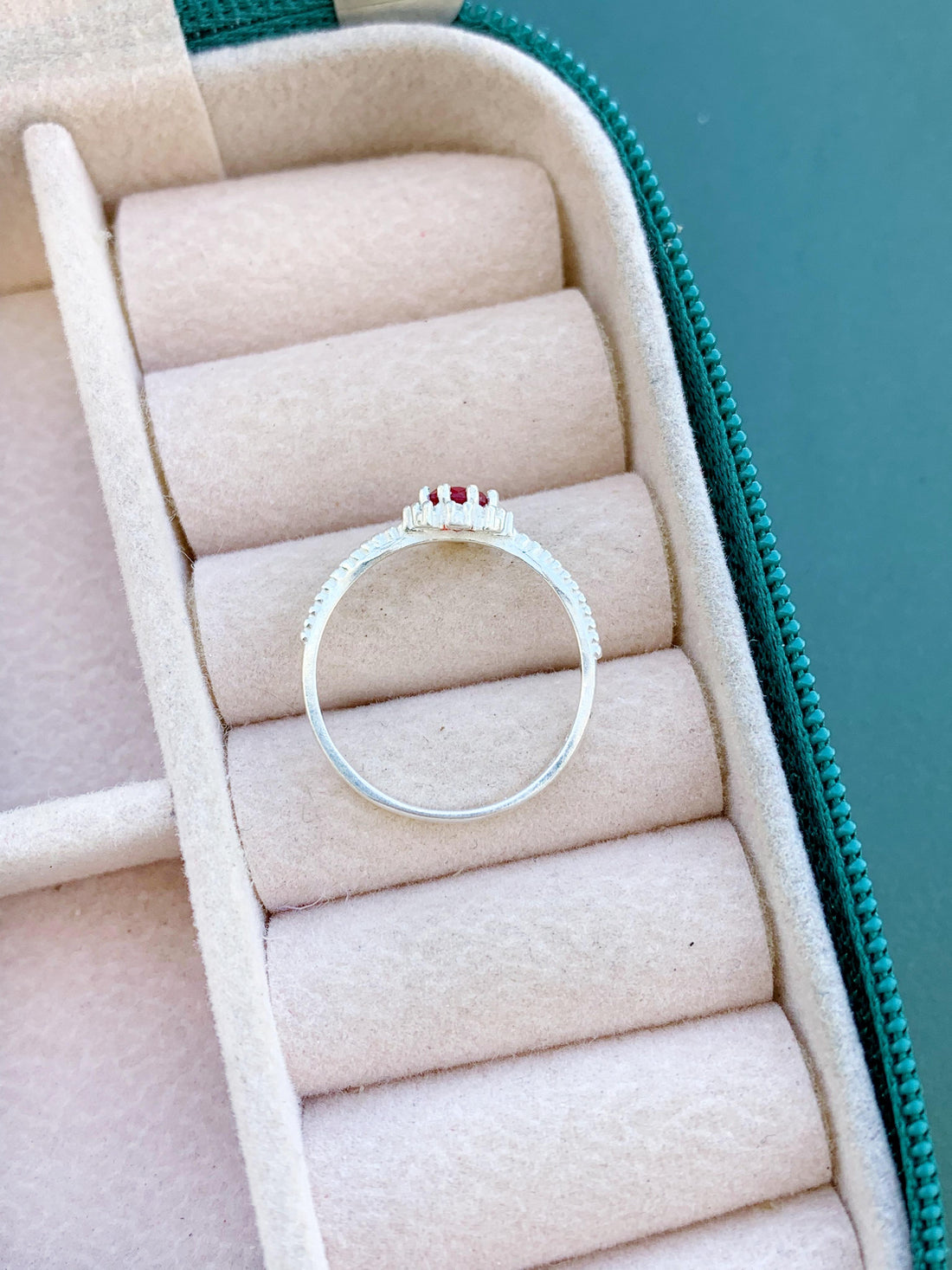 Anel Cravejado Zircônia Vermelho