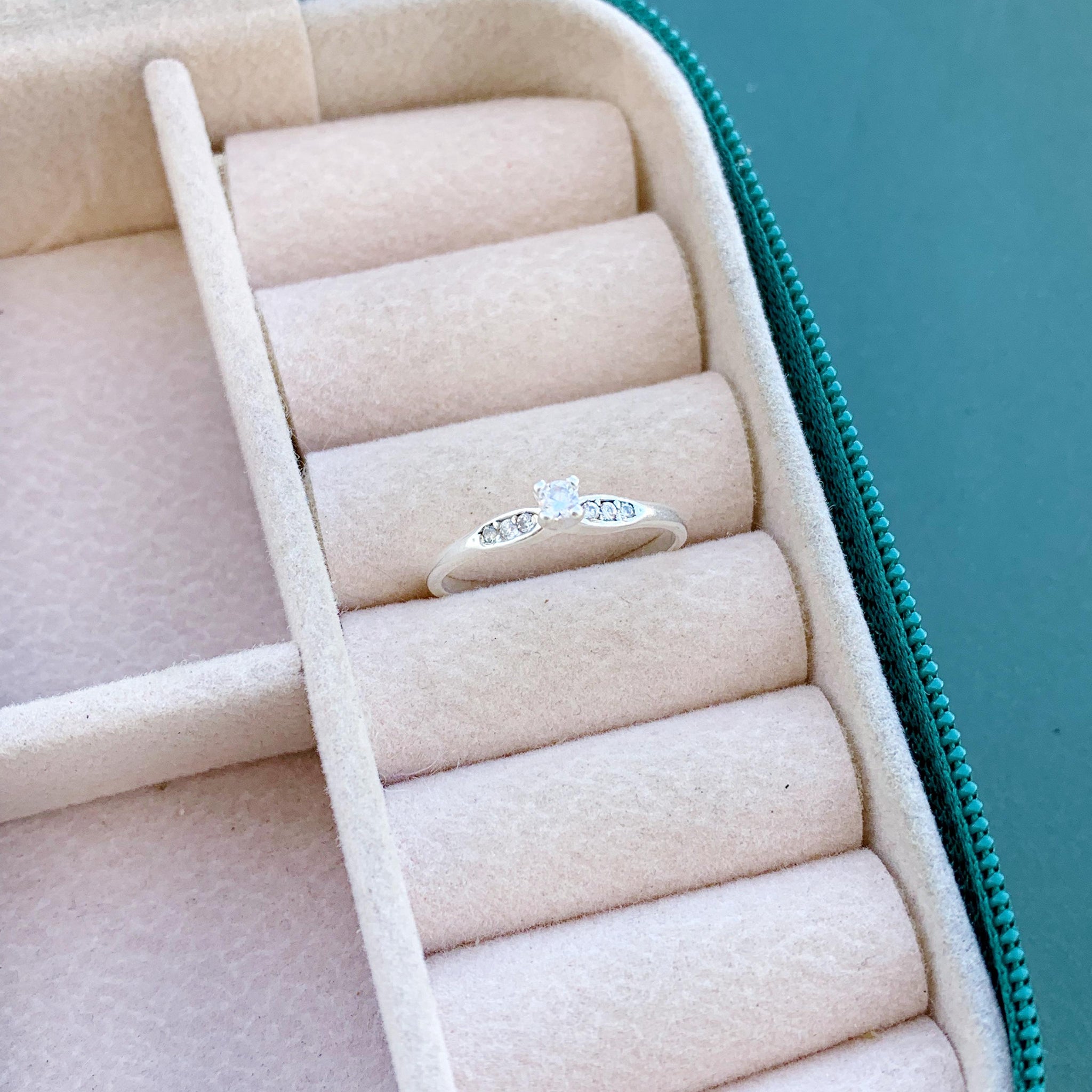 Anel Solitário Cravejado