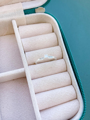 Anel Solitário Cravejado