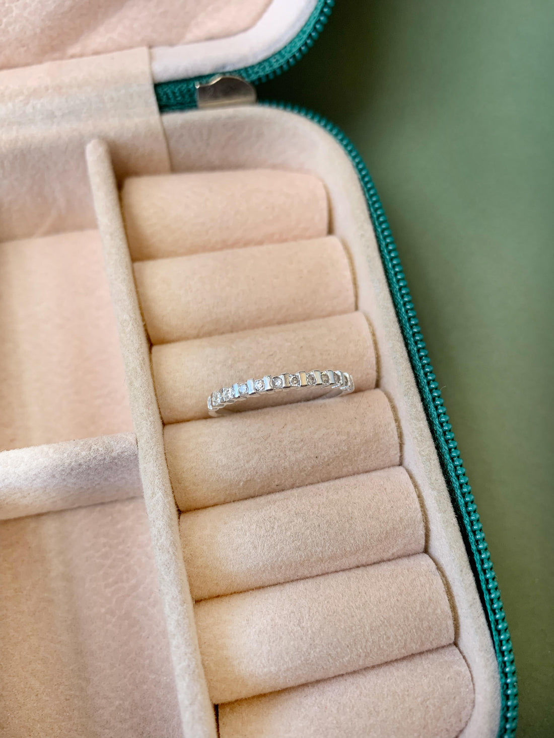 Anel Cravejado Barrinha Ponto de Luz