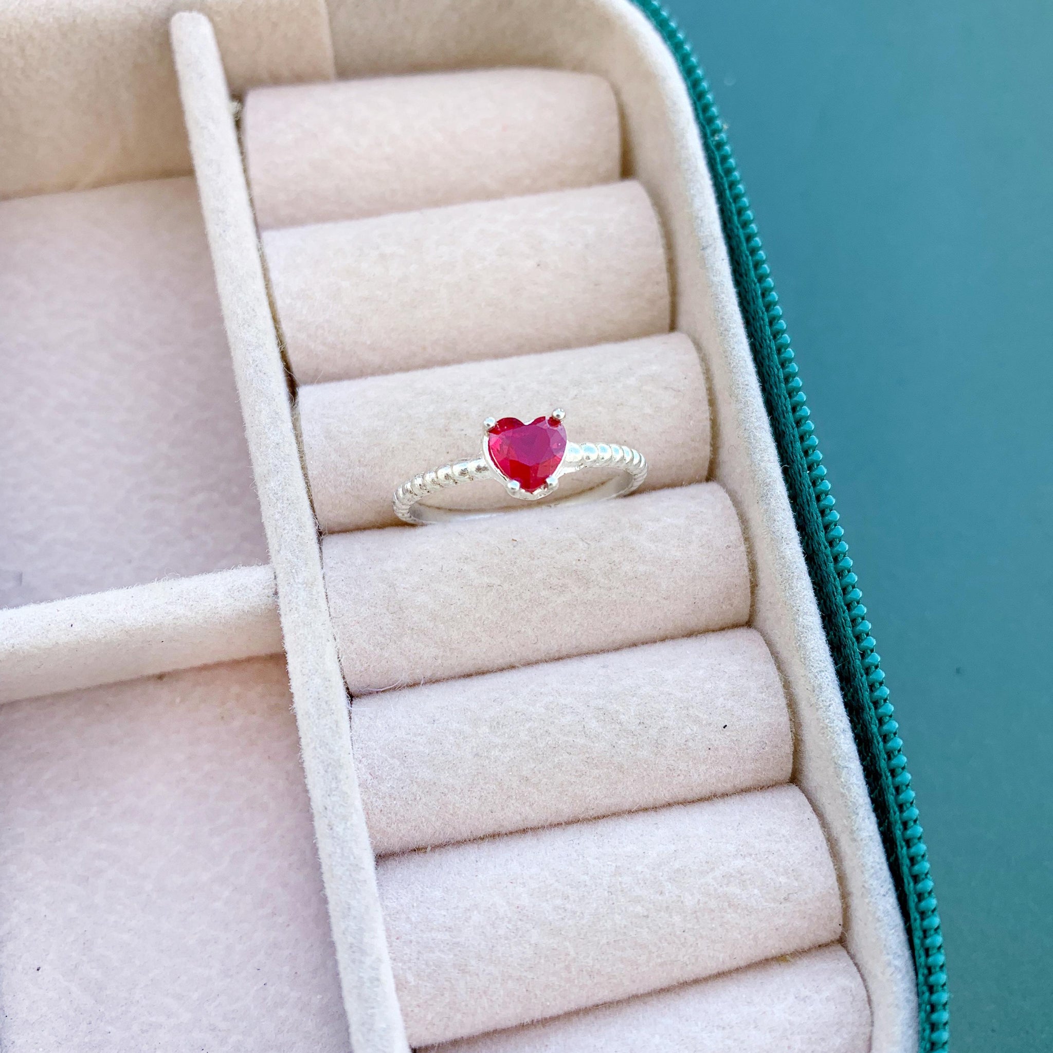 Anel Pedra Coração Vermelho