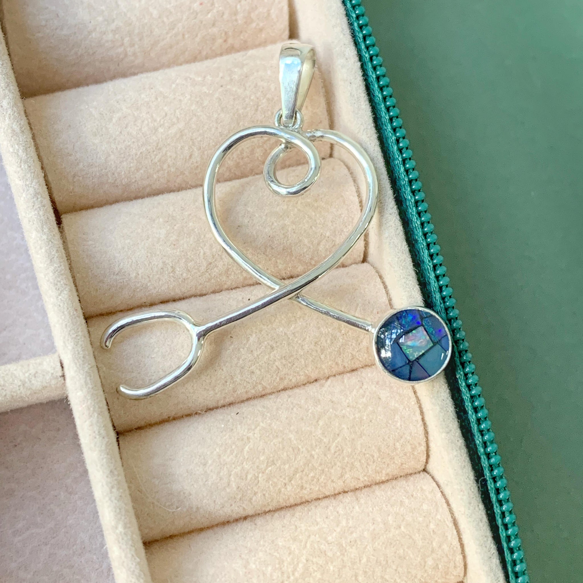 Pingente Estetoscópio em Opala M