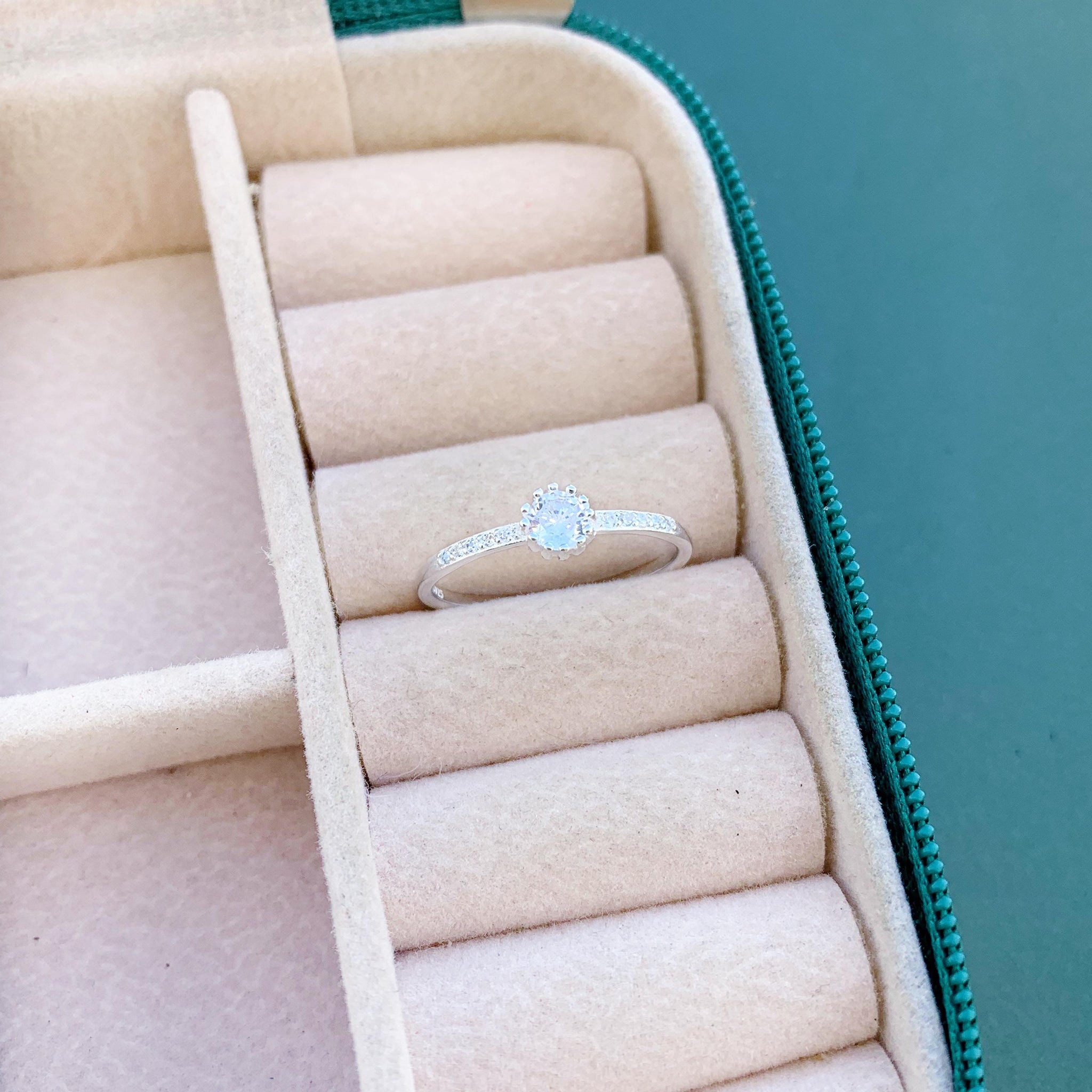 Solitario Pedra Redonda e Cravejado nas Laterais