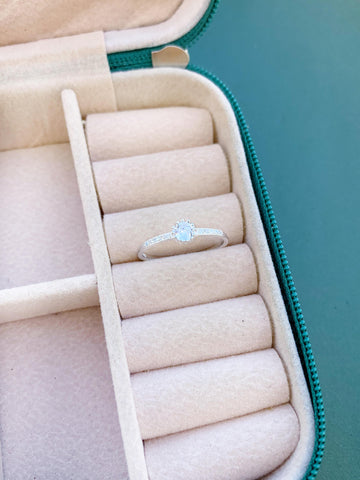 Solitario Pedra Redonda e Cravejado nas Laterais