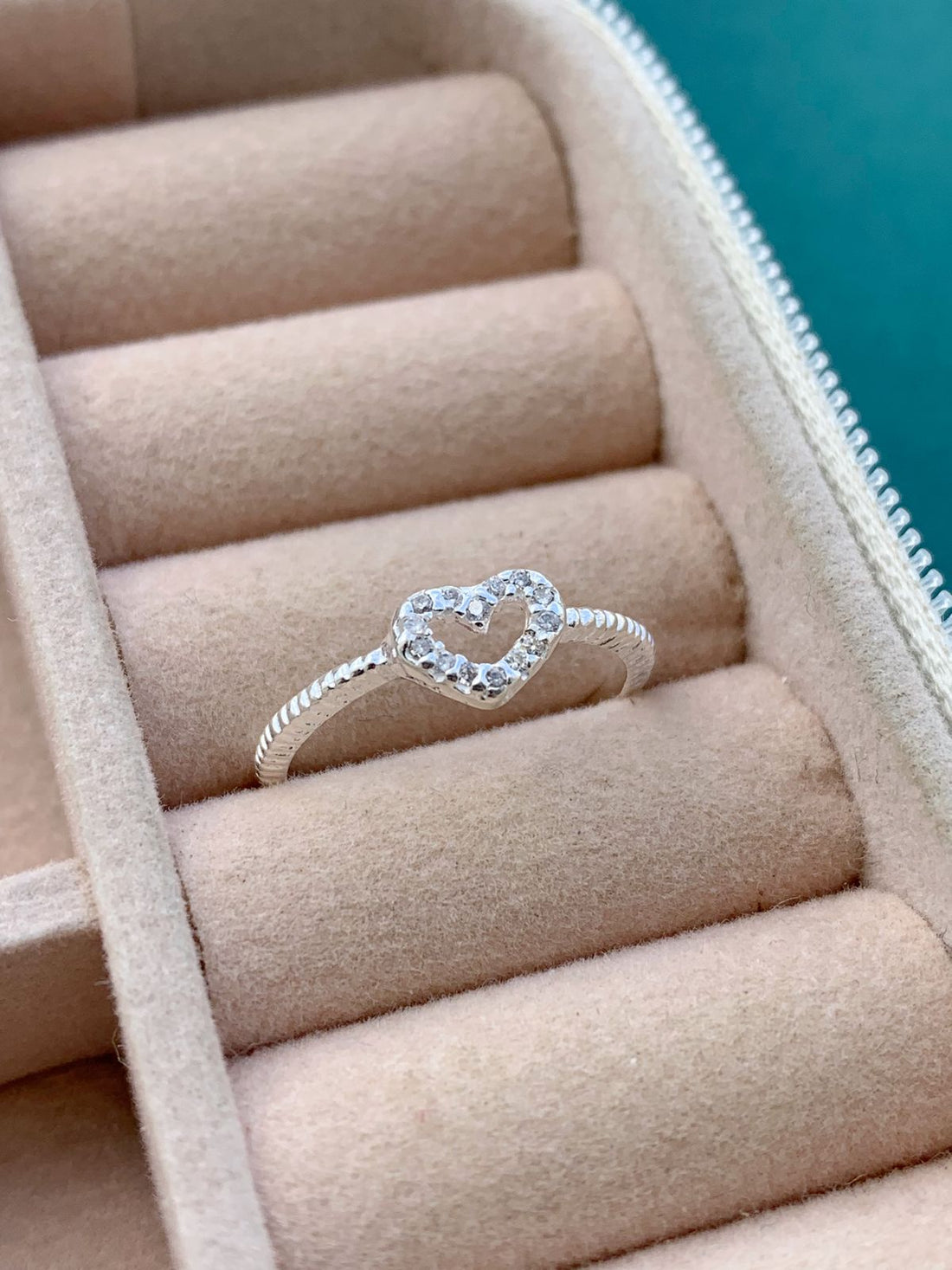 Anel Coração Vazado Cravejado