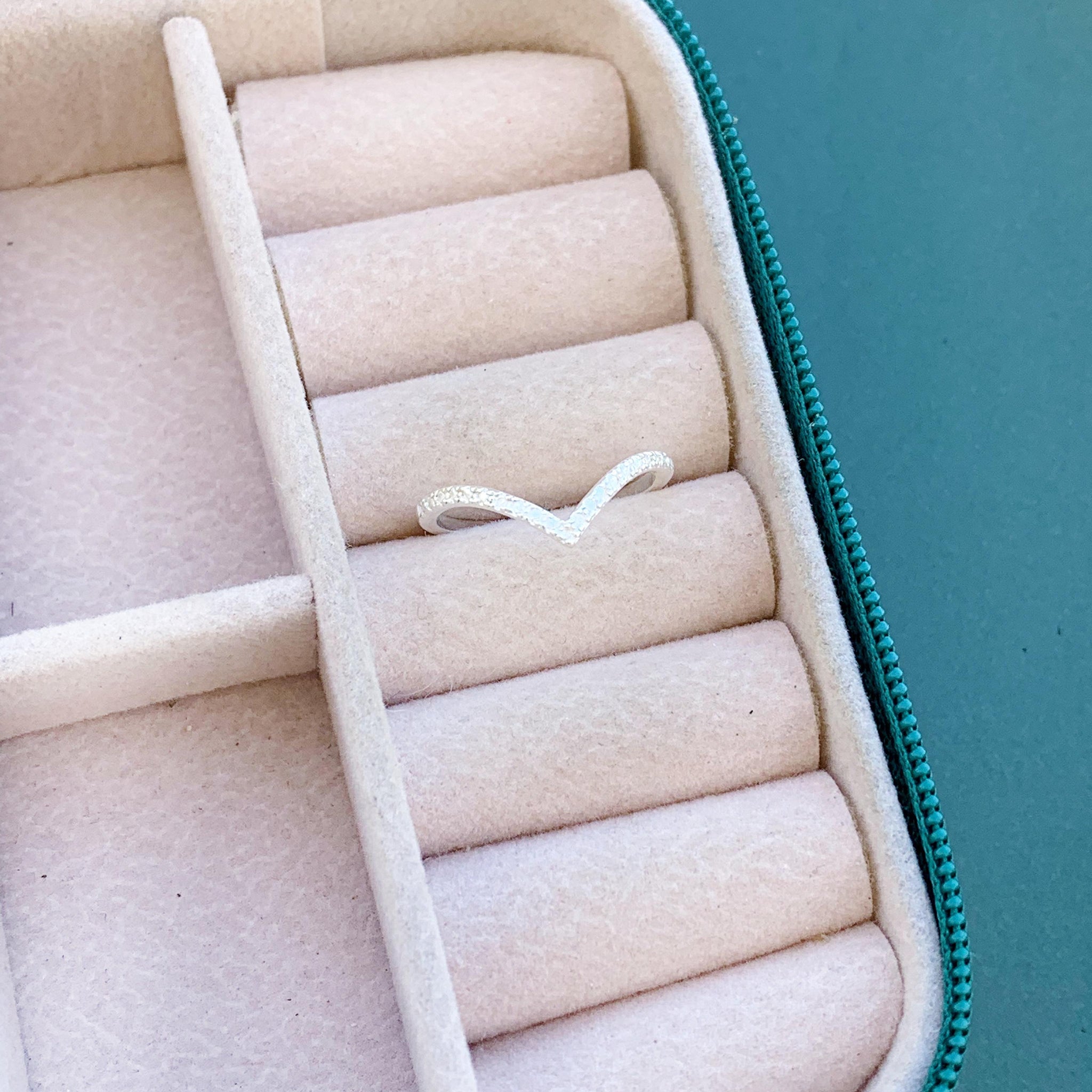 Anel Aro em V Cravejado