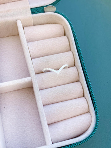 Anel Aro em V Cravejado