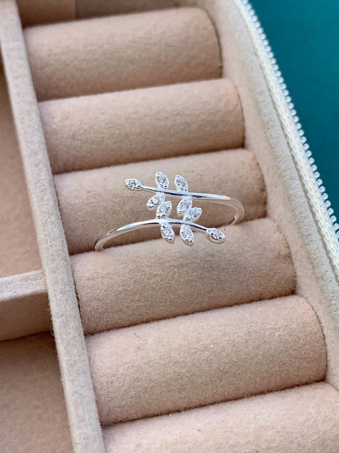 Anel Folha Cravejada