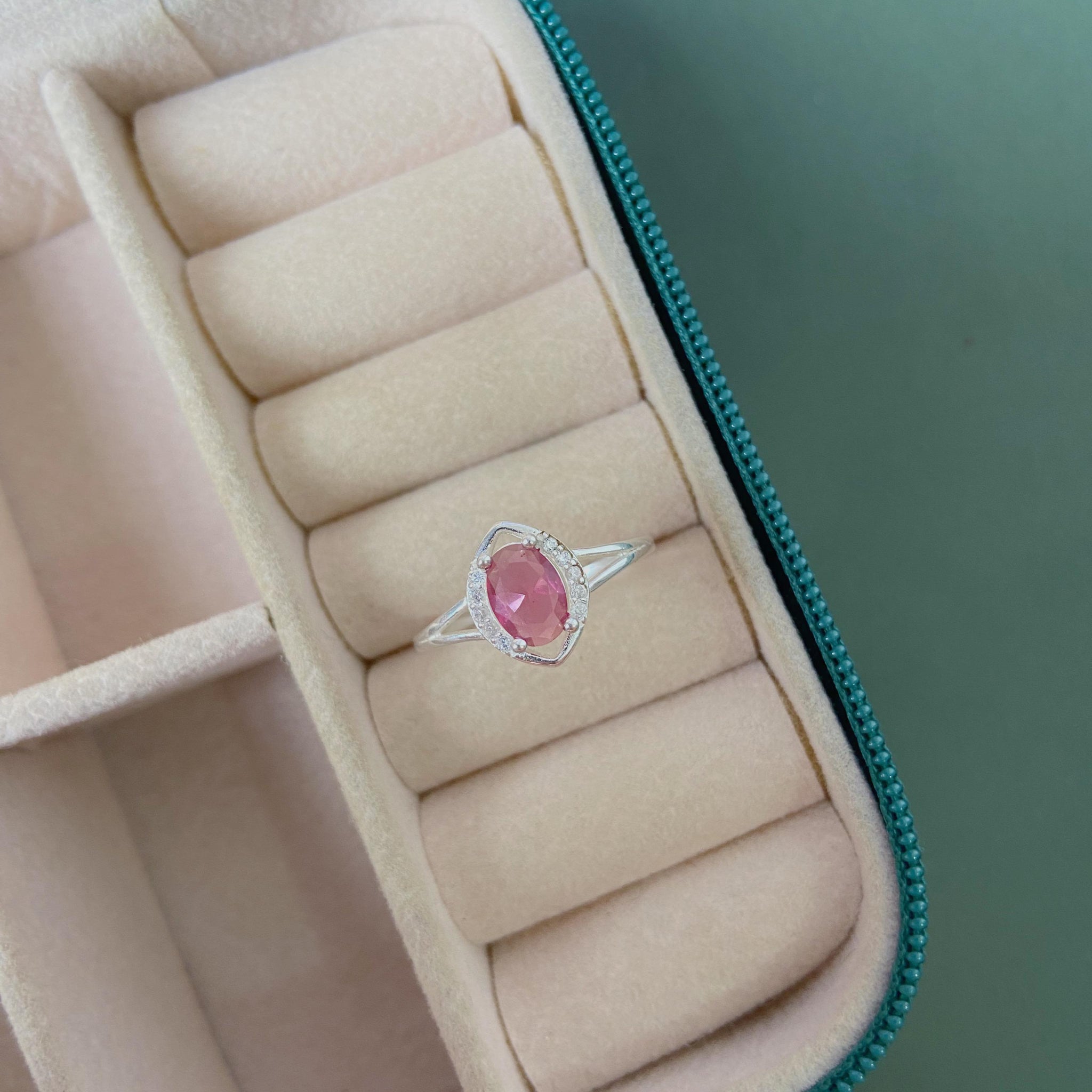 Anel Cravejado Pedra Navete Rosa