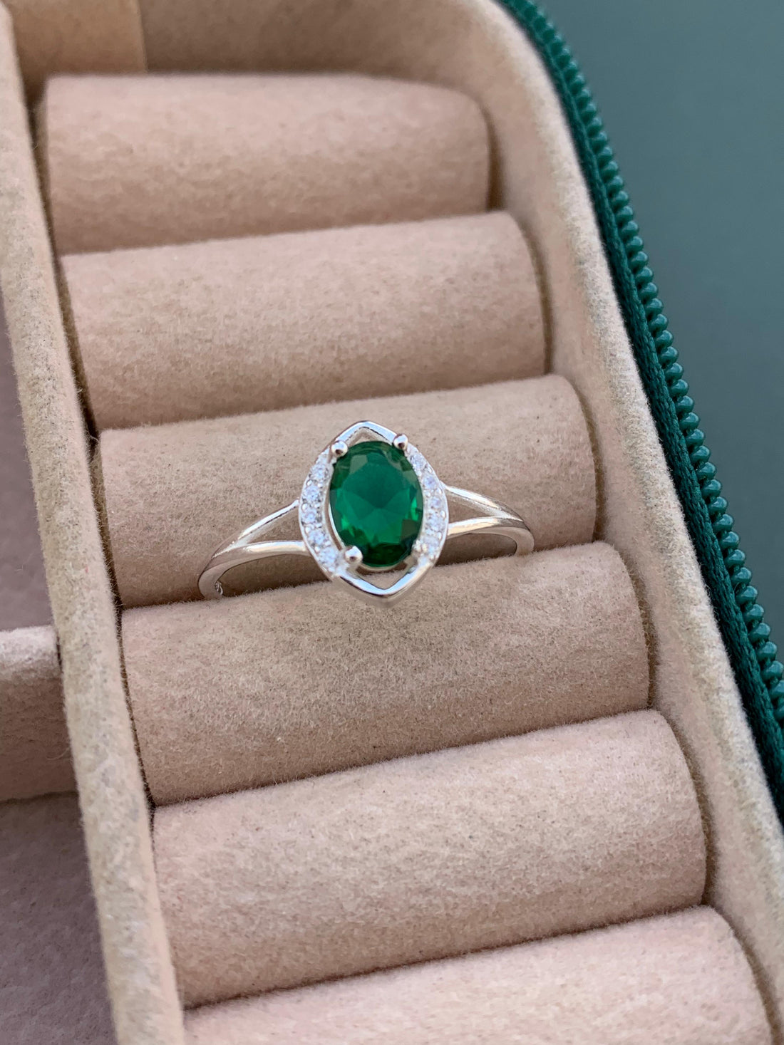 Anel Cravejado Pedra Verde