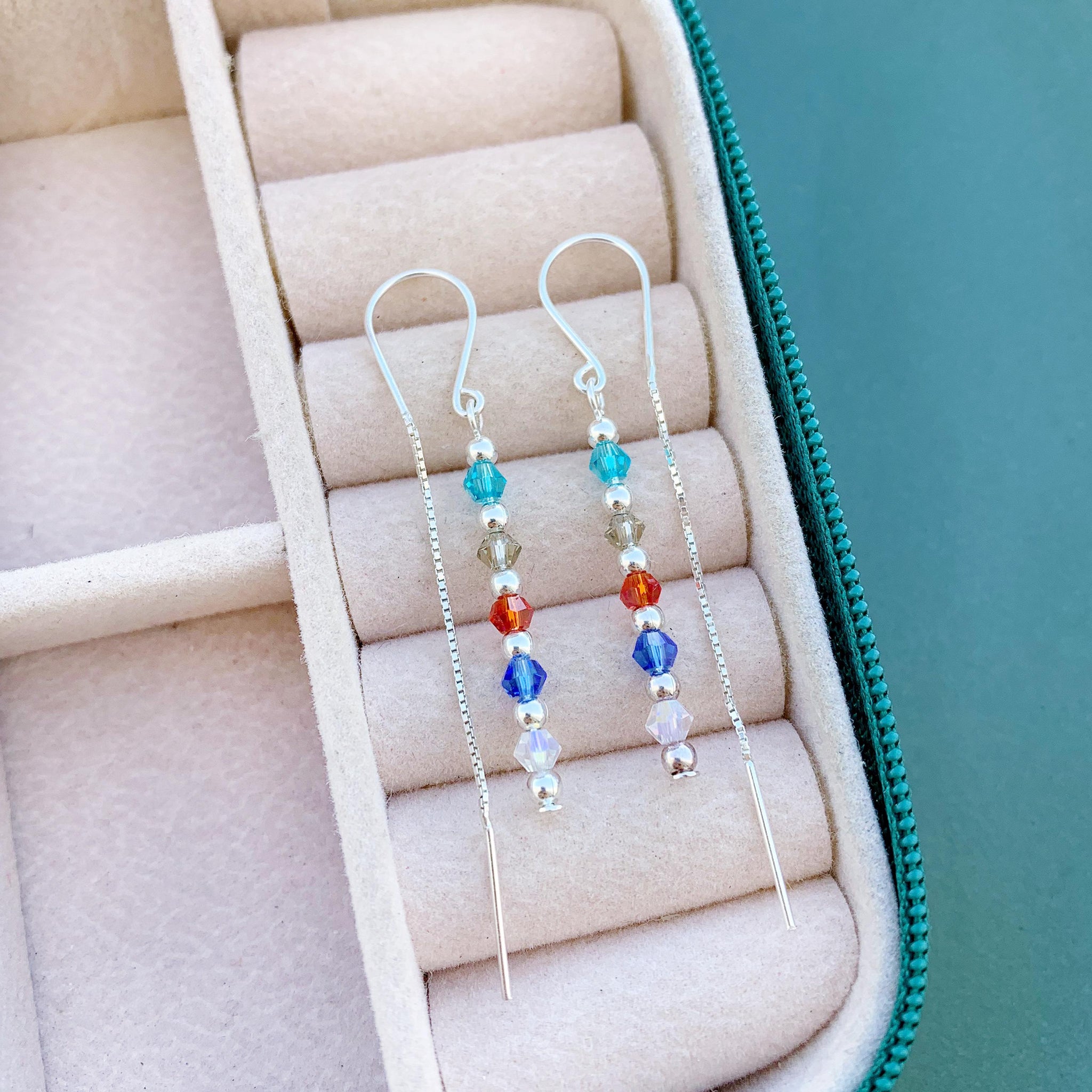 Brinco Gancho com Cristais Coloridos