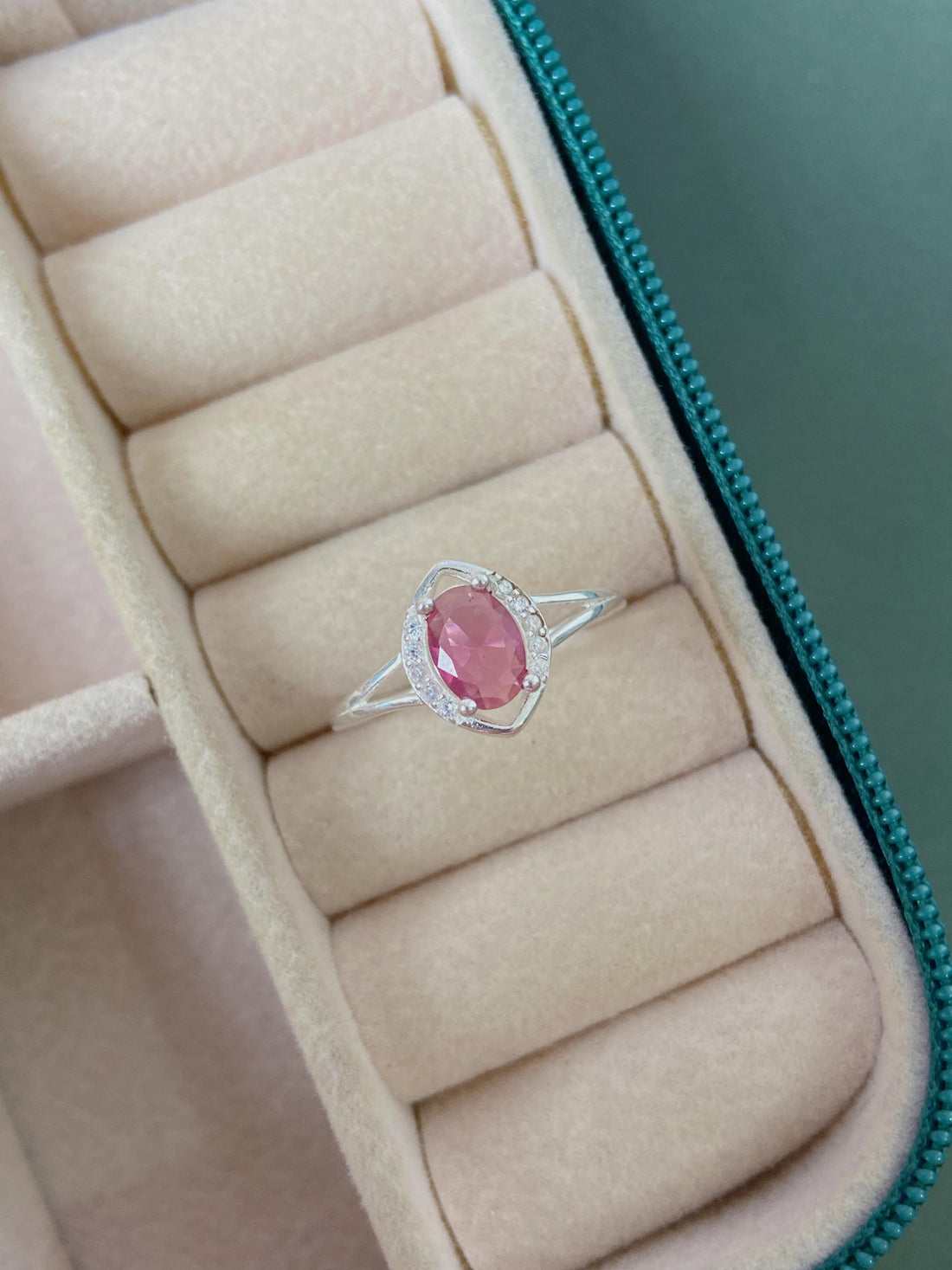 Anel Cravejado Pedra Navete Rosa