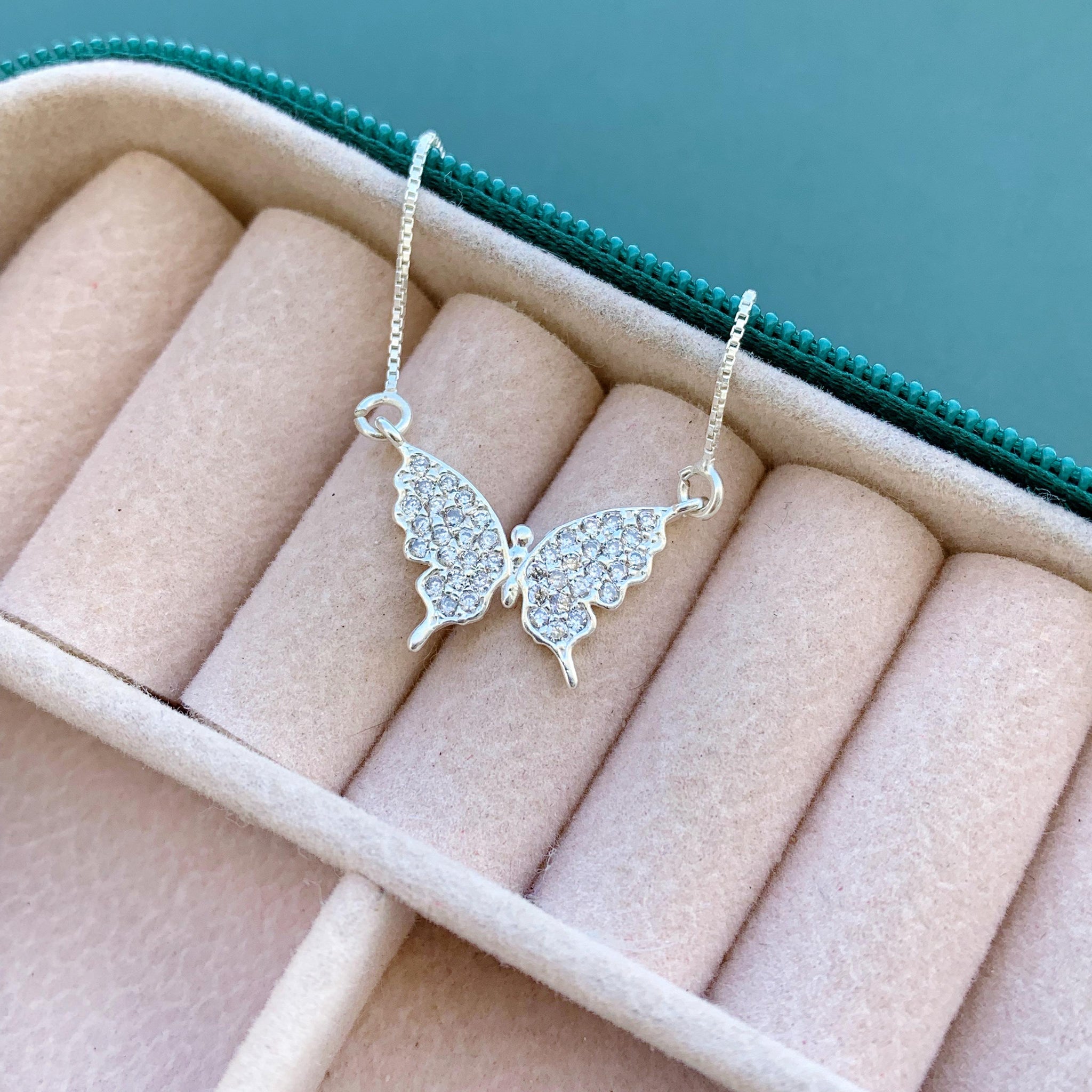 Gargantilha Borboleta Cravejada