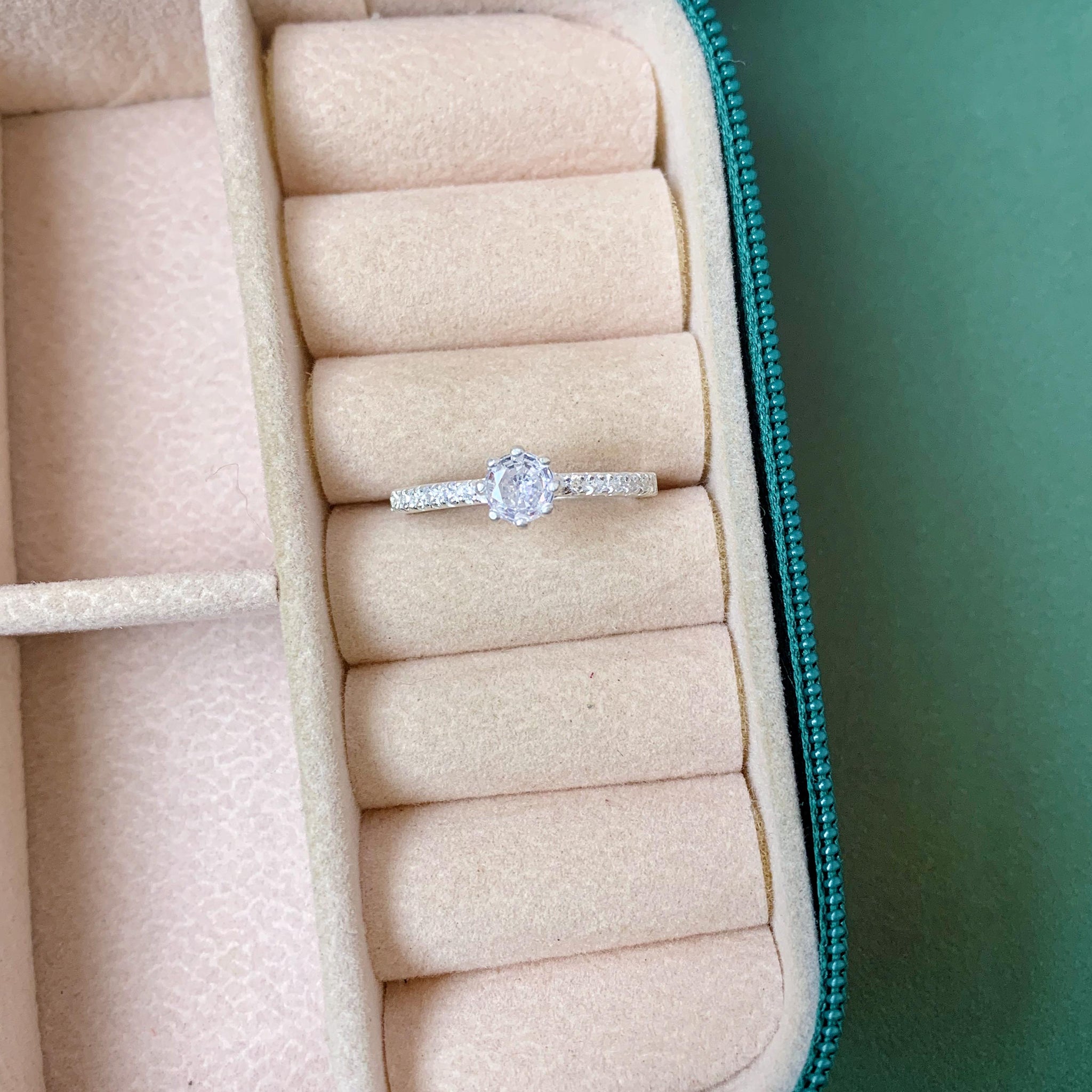 Anel Cravejado Solitário Caixa Alta Pedra Transparente