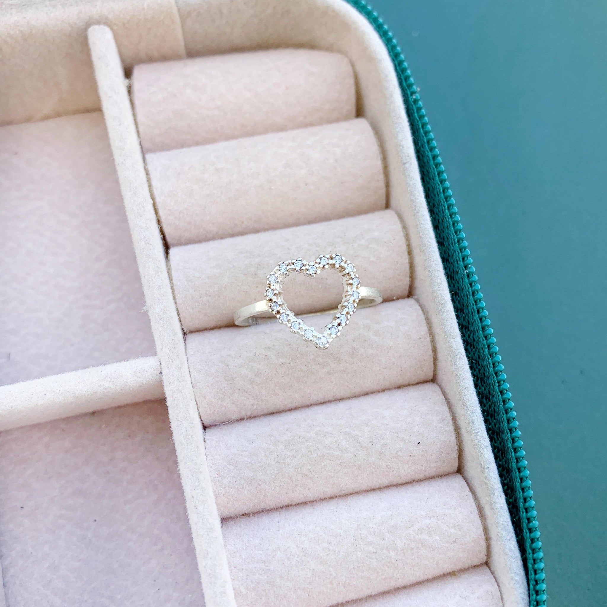 Anel Coração G Vazado Cravejado