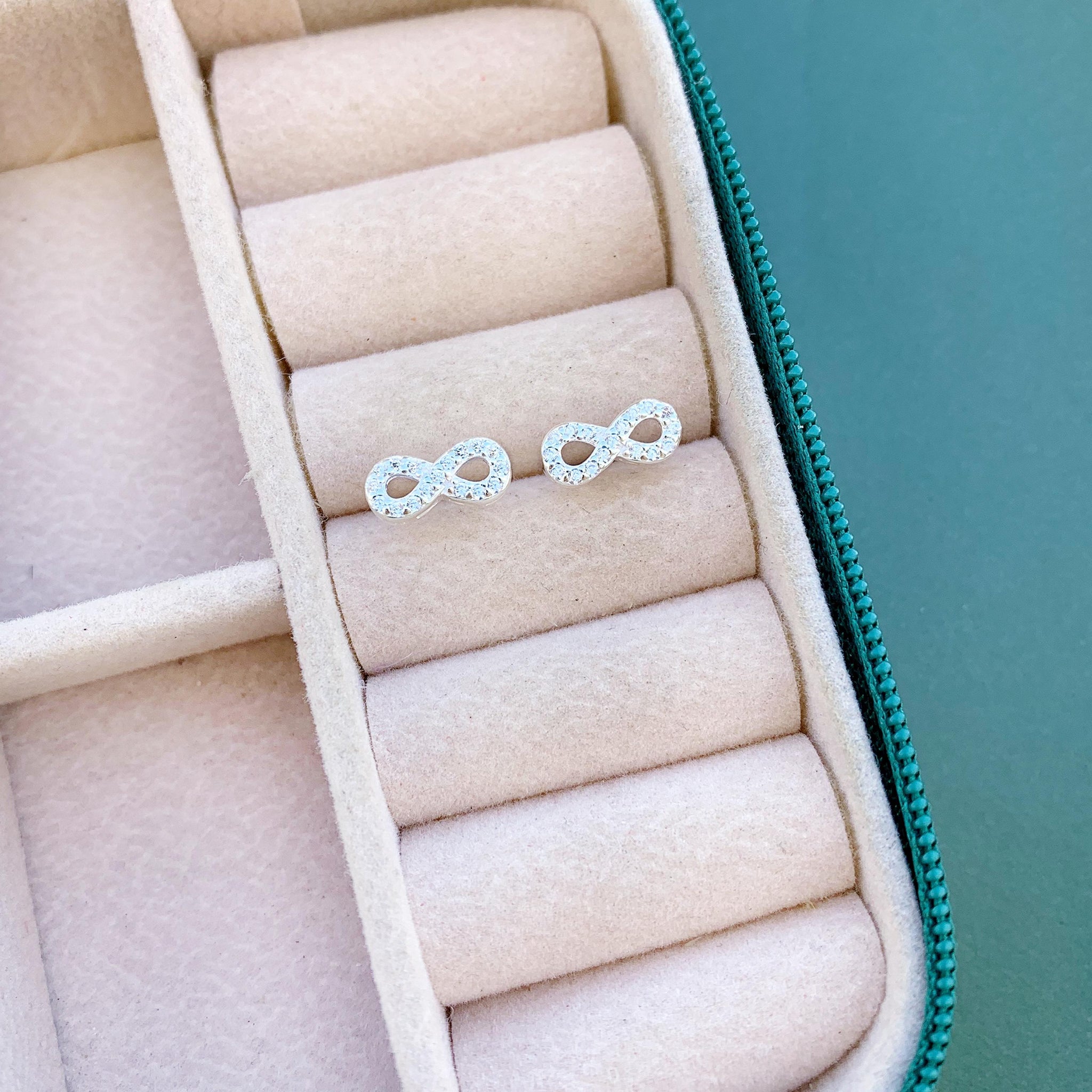 Brinco Infinito Cravejado