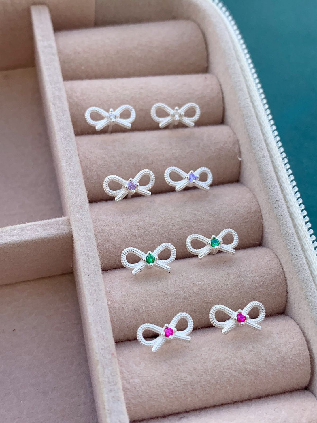 Brinco Lacinho com Pedra