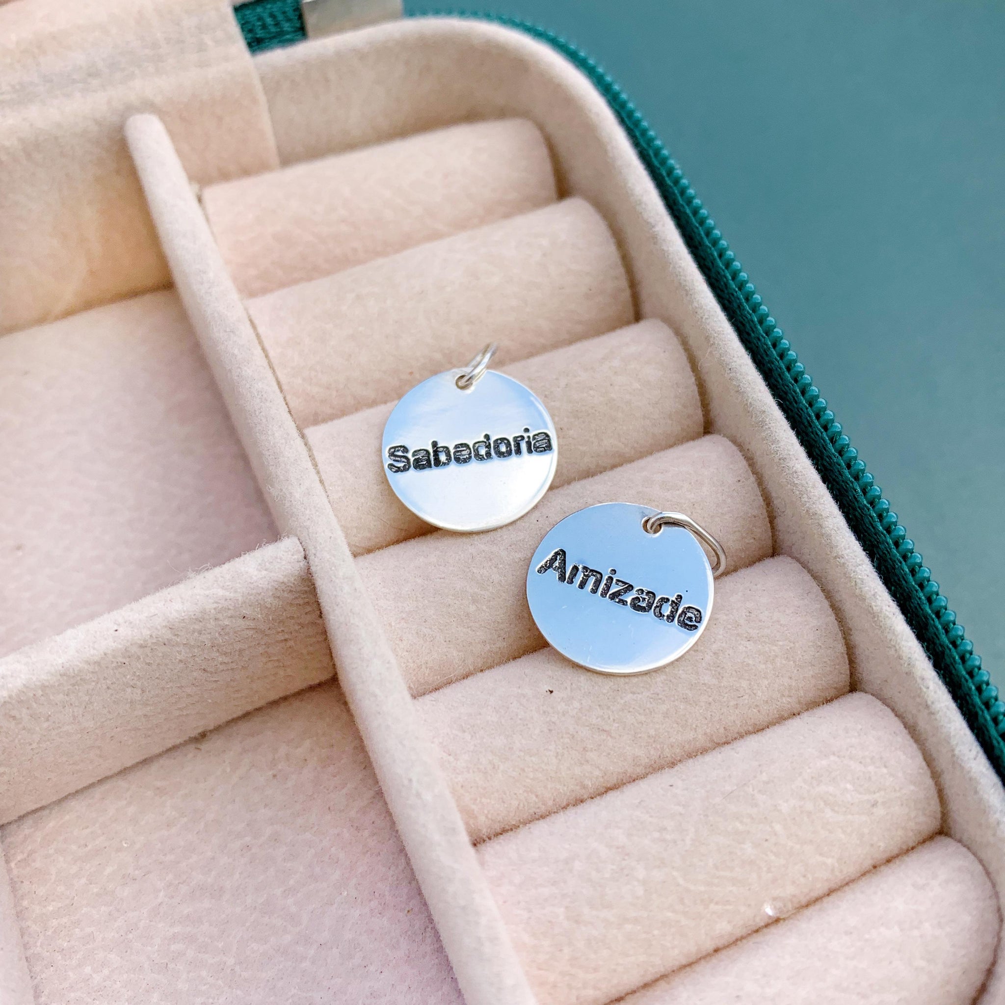 Pingente Medalha Palavras