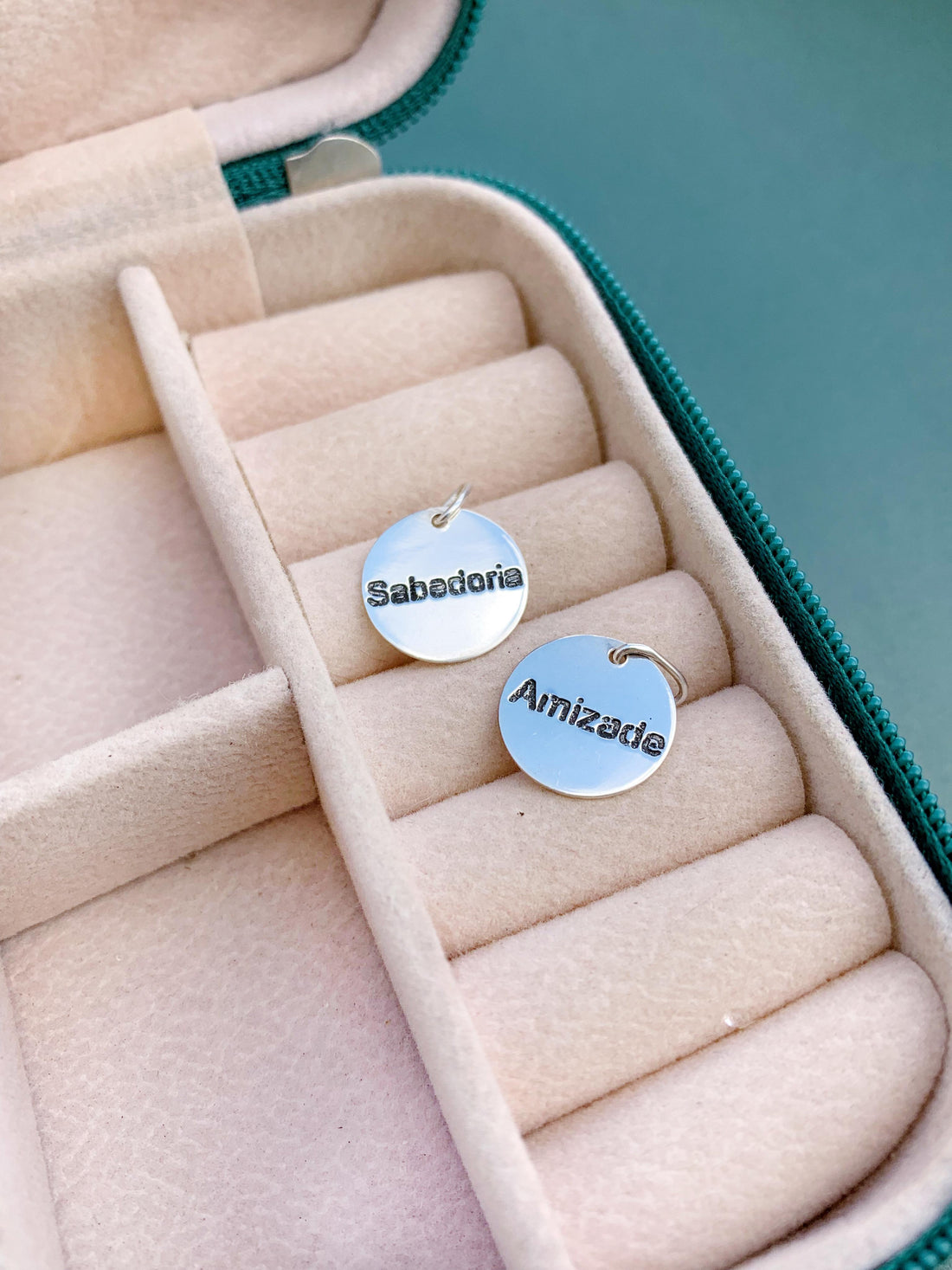 Pingente Medalha Palavras