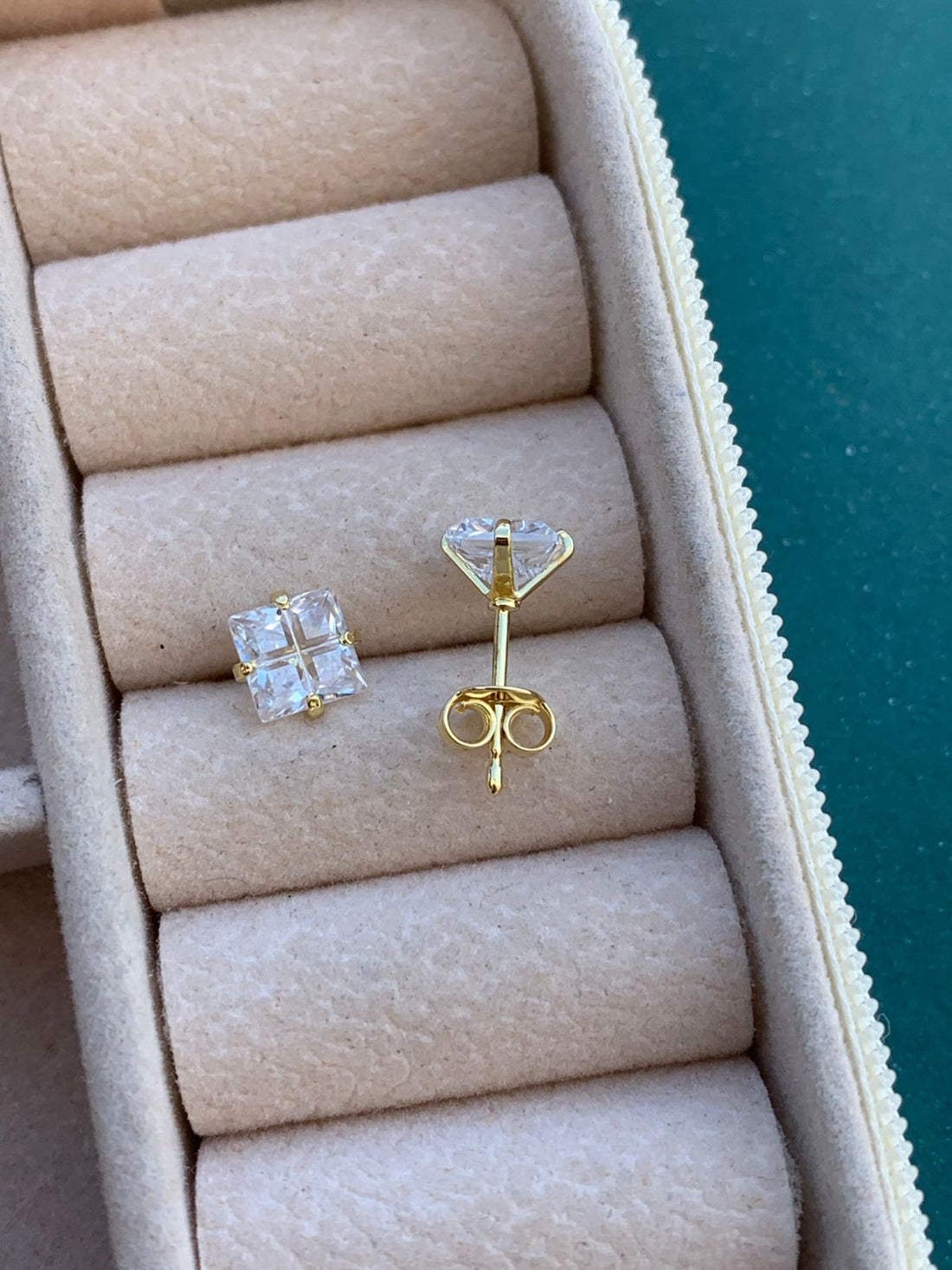 Brinco Carrê Riscado 6mm Folheado