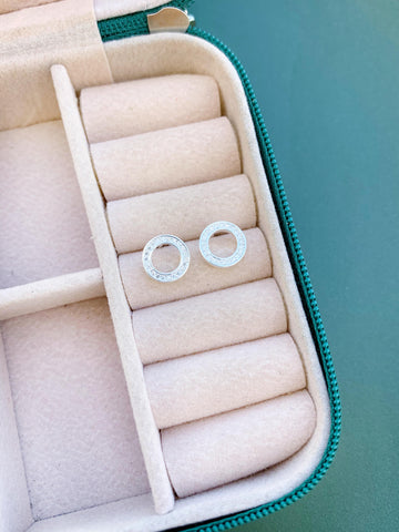 Brinco Redondo Vazado Cravejado