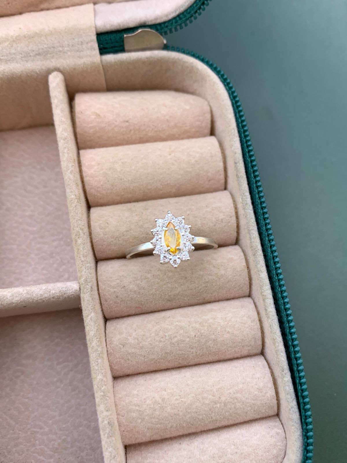 Anel Pedra Navete e Cravejado de Formatura