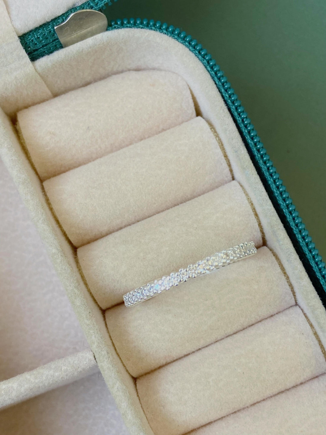 Anel Cravejado Completo