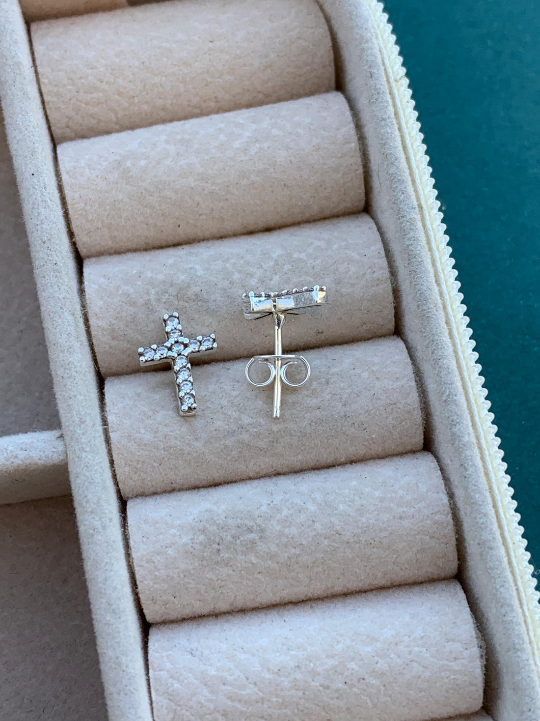 Brinco Cruz Pequeno Zirconea 1,25mm