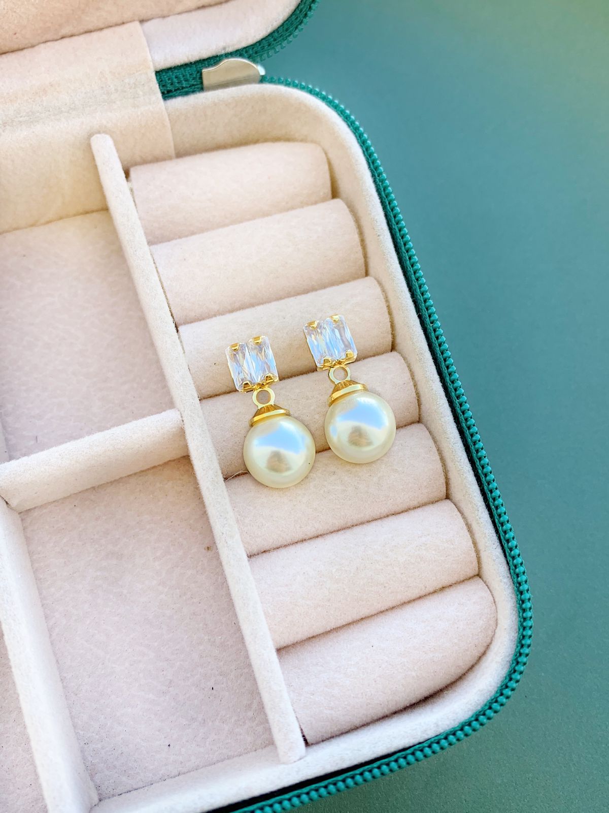 Brinco Pérola Ponto de Luz Folheado