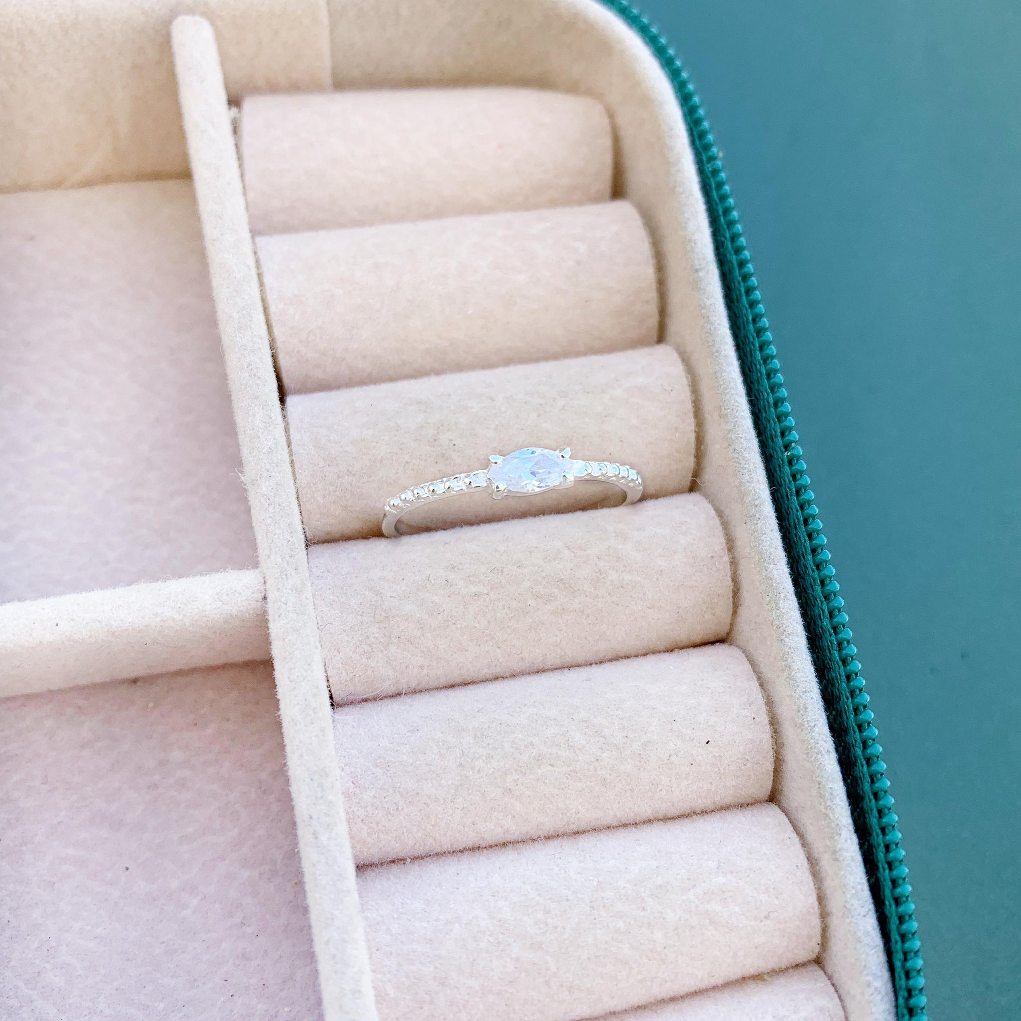 Anel com Pedra Navete Transparente