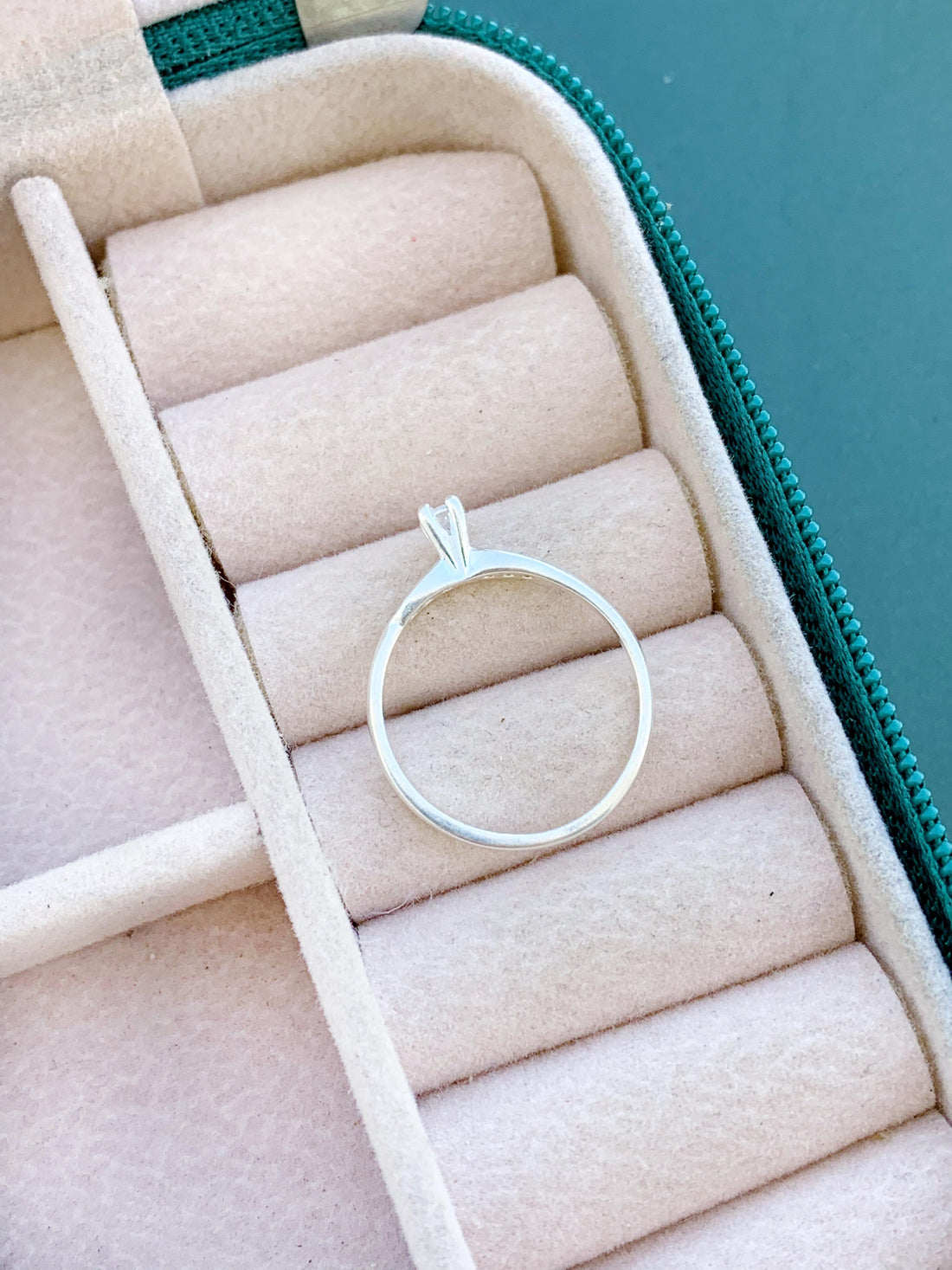 Anel Solitário Cravejado