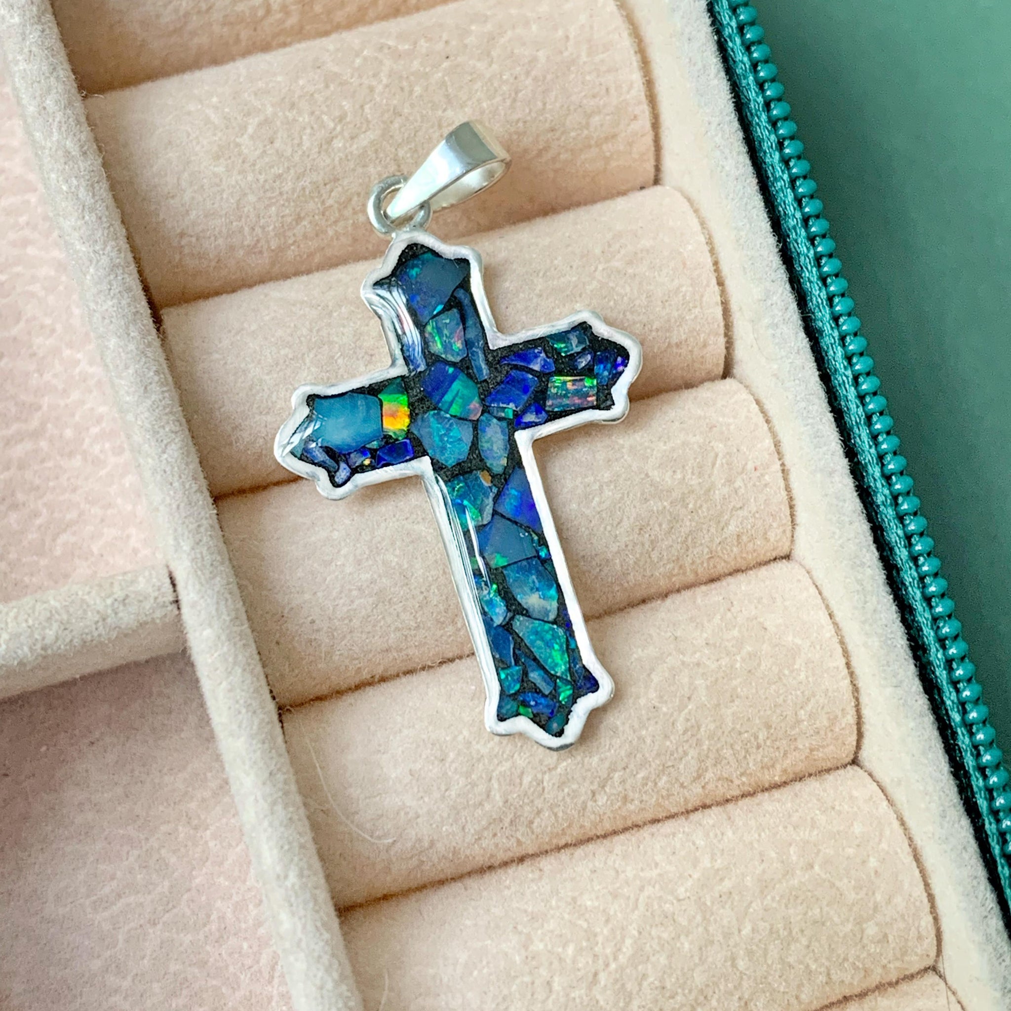 Pingente Cruz Detalhada em Opala