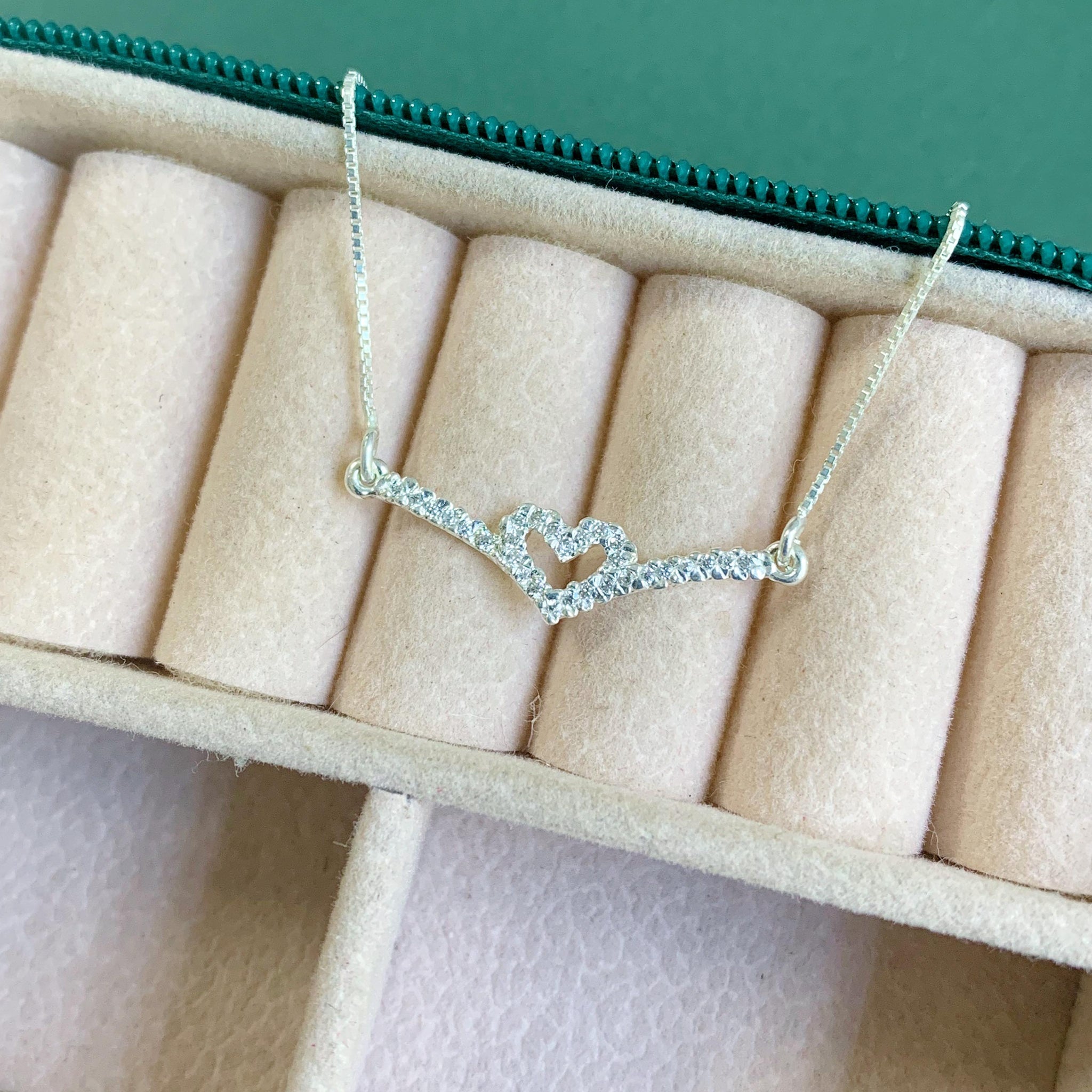 Gargantilha V Coração Cravejado 45 Cm