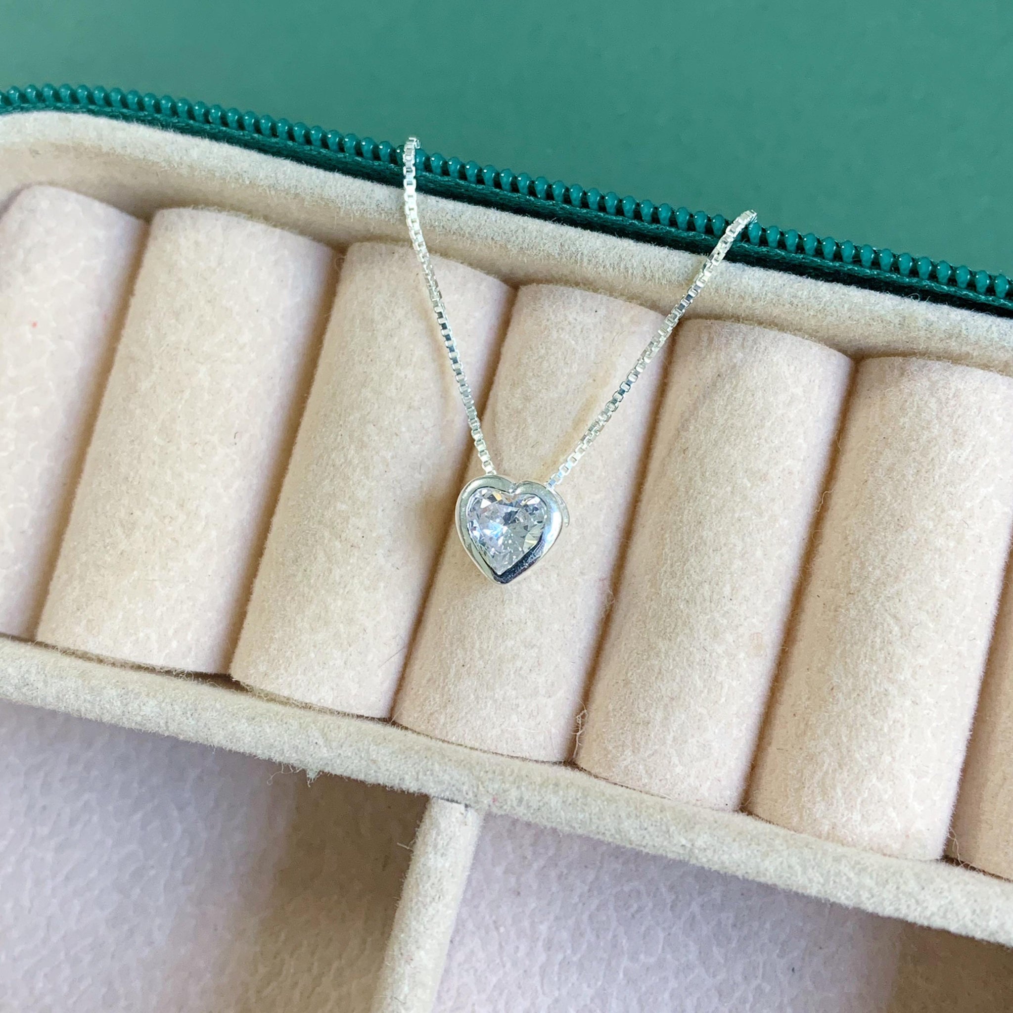 Colar Ponto de Luz Coração Transparente