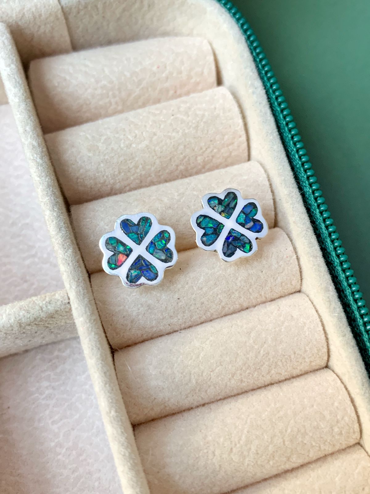 Brinco Trevo Chapado em Opala