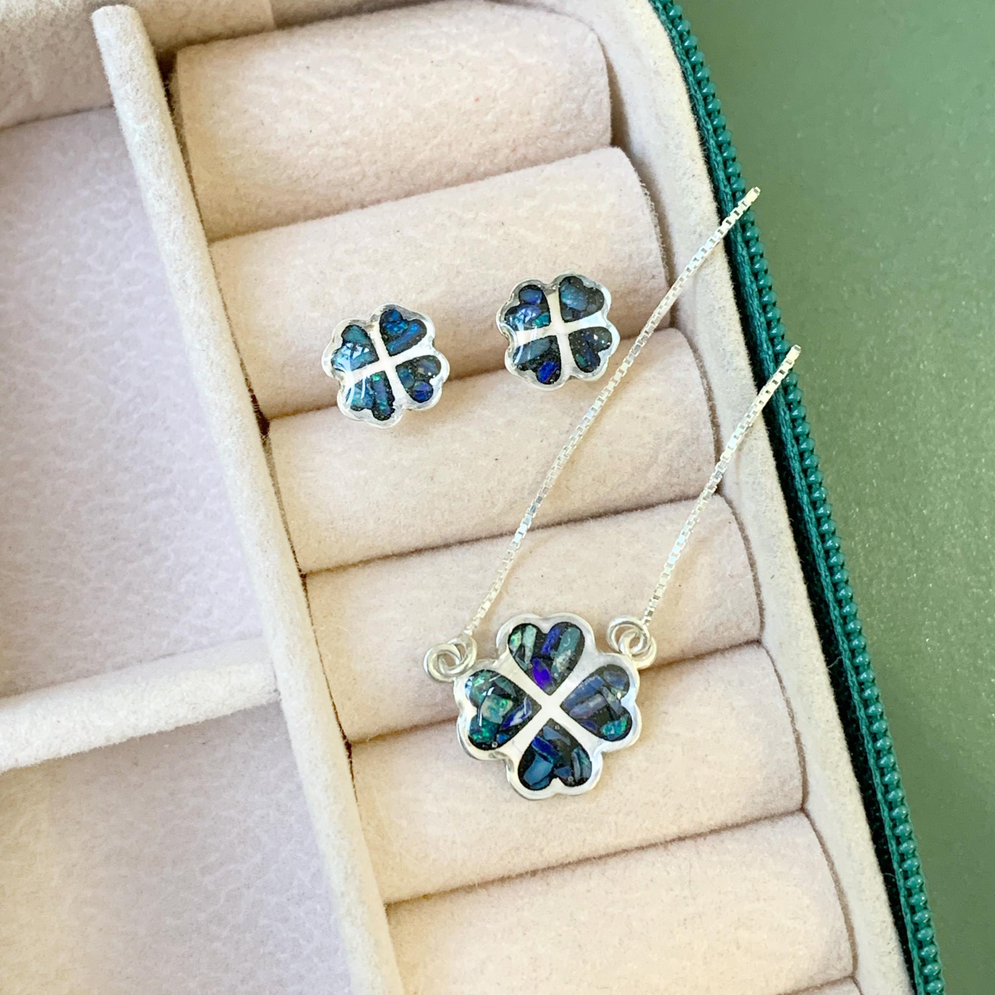 Conjunto Trevo com Resina em Opala