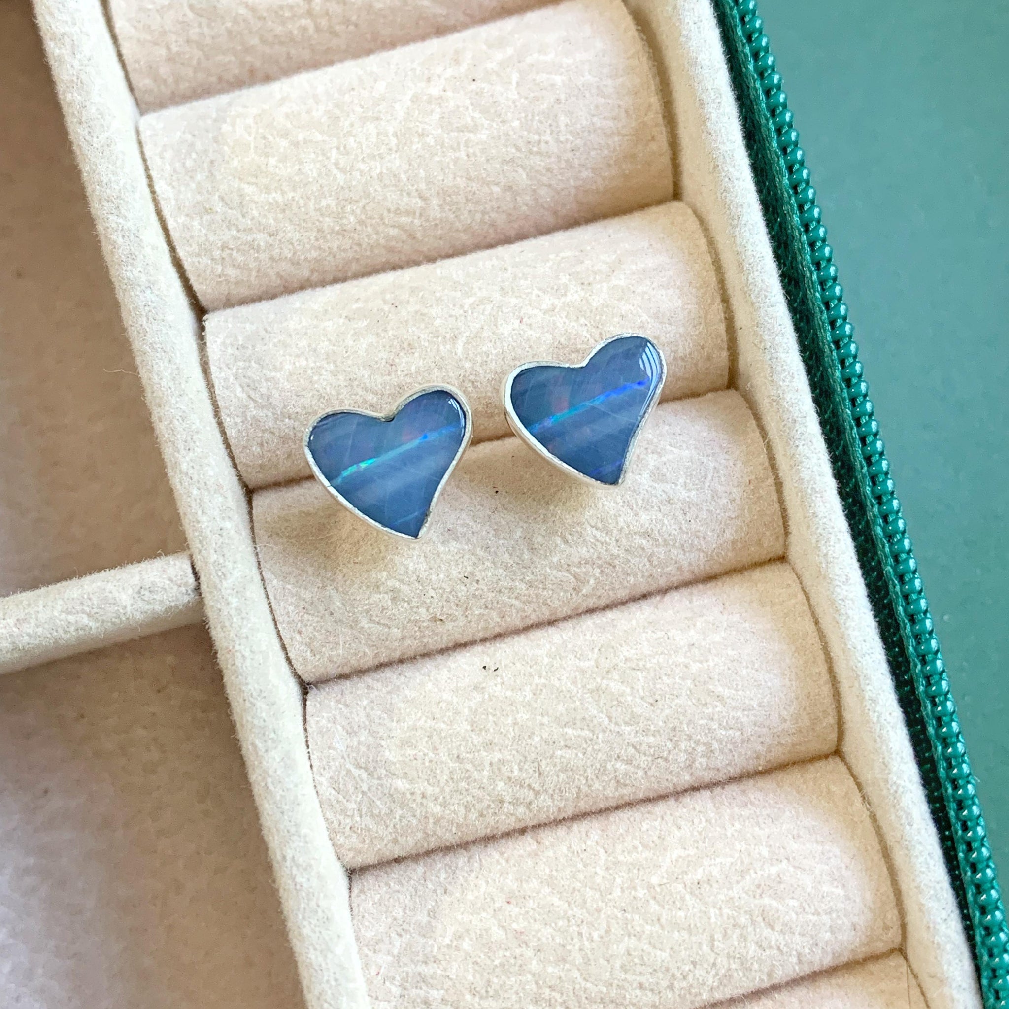 Brinco Coração Torto em Opala Double P