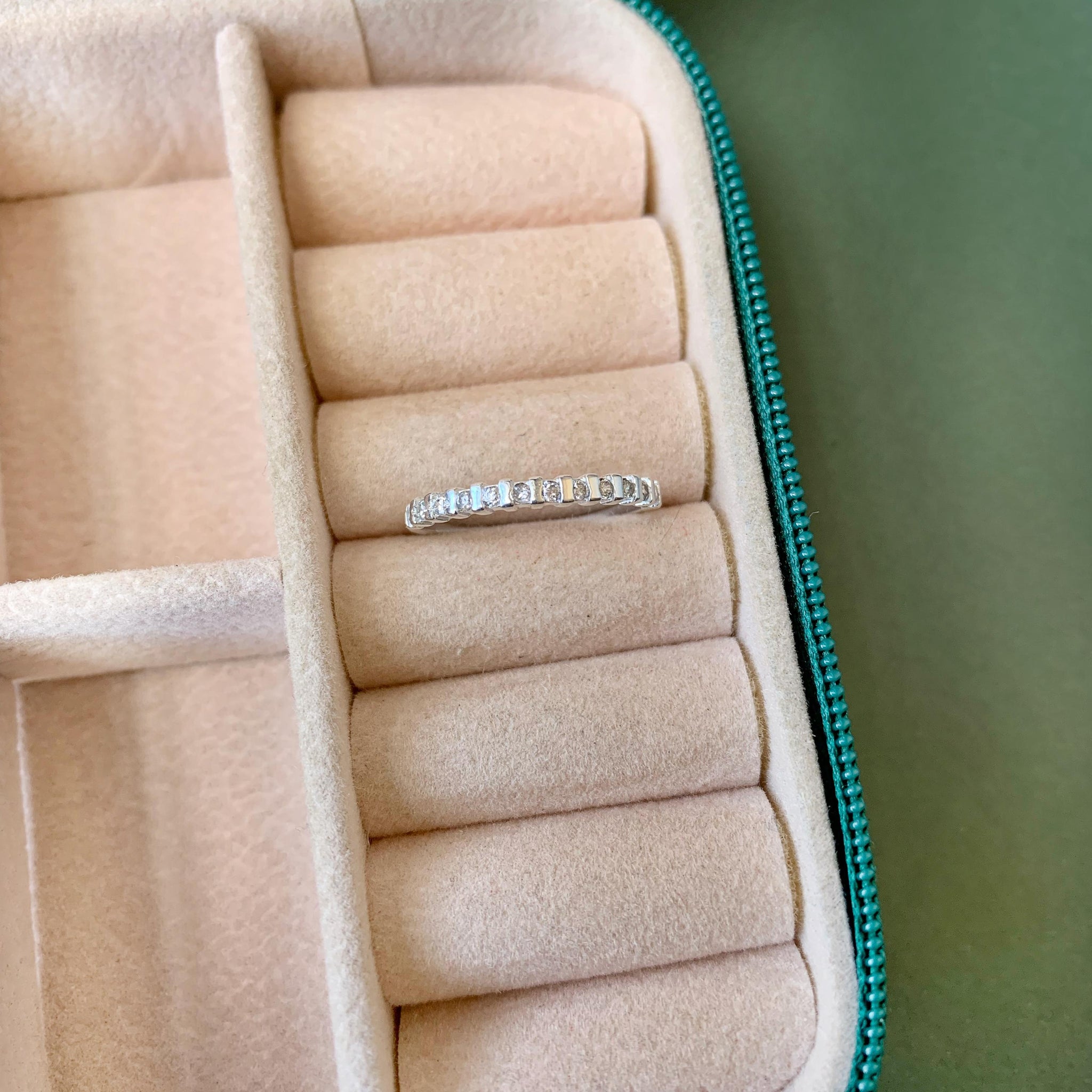 Anel Cravejado Barrinha Ponto de Luz