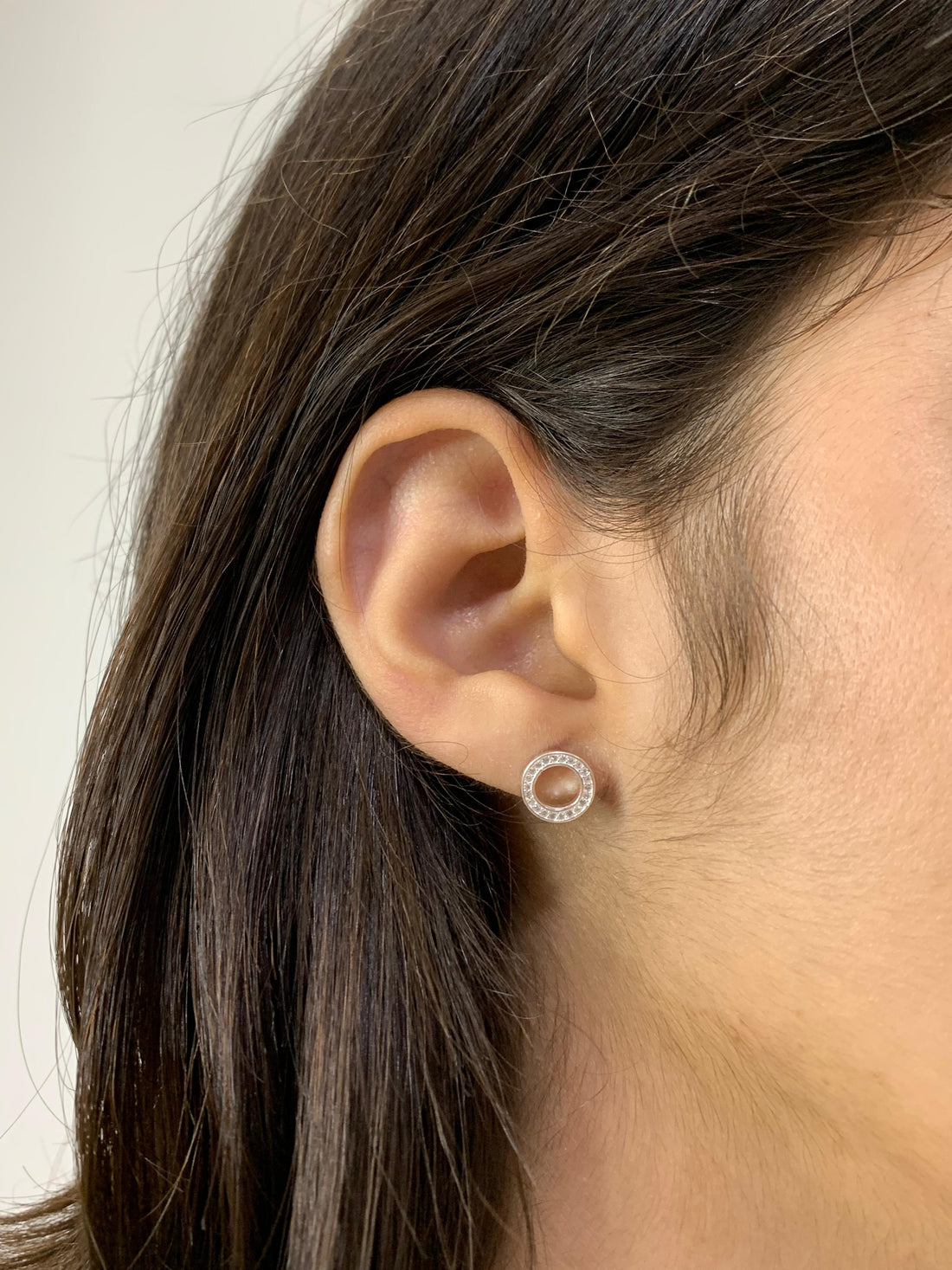 Brinco Redondo Vazado Cravejado