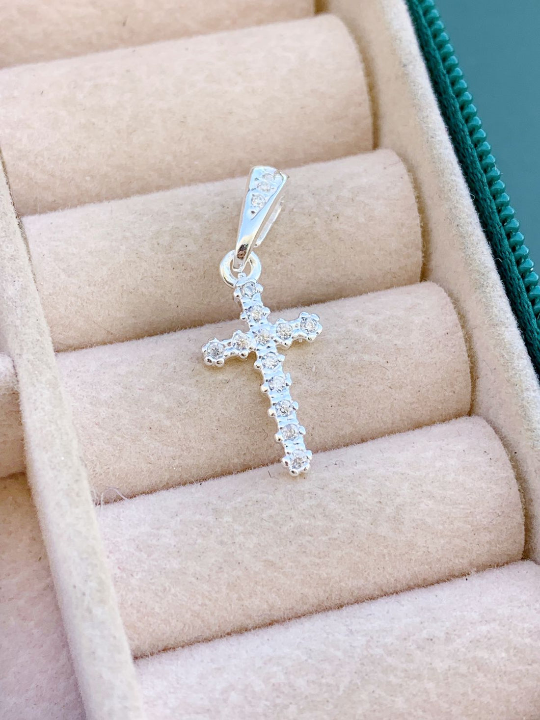 Pingente Cruz Cravejada Detalhada