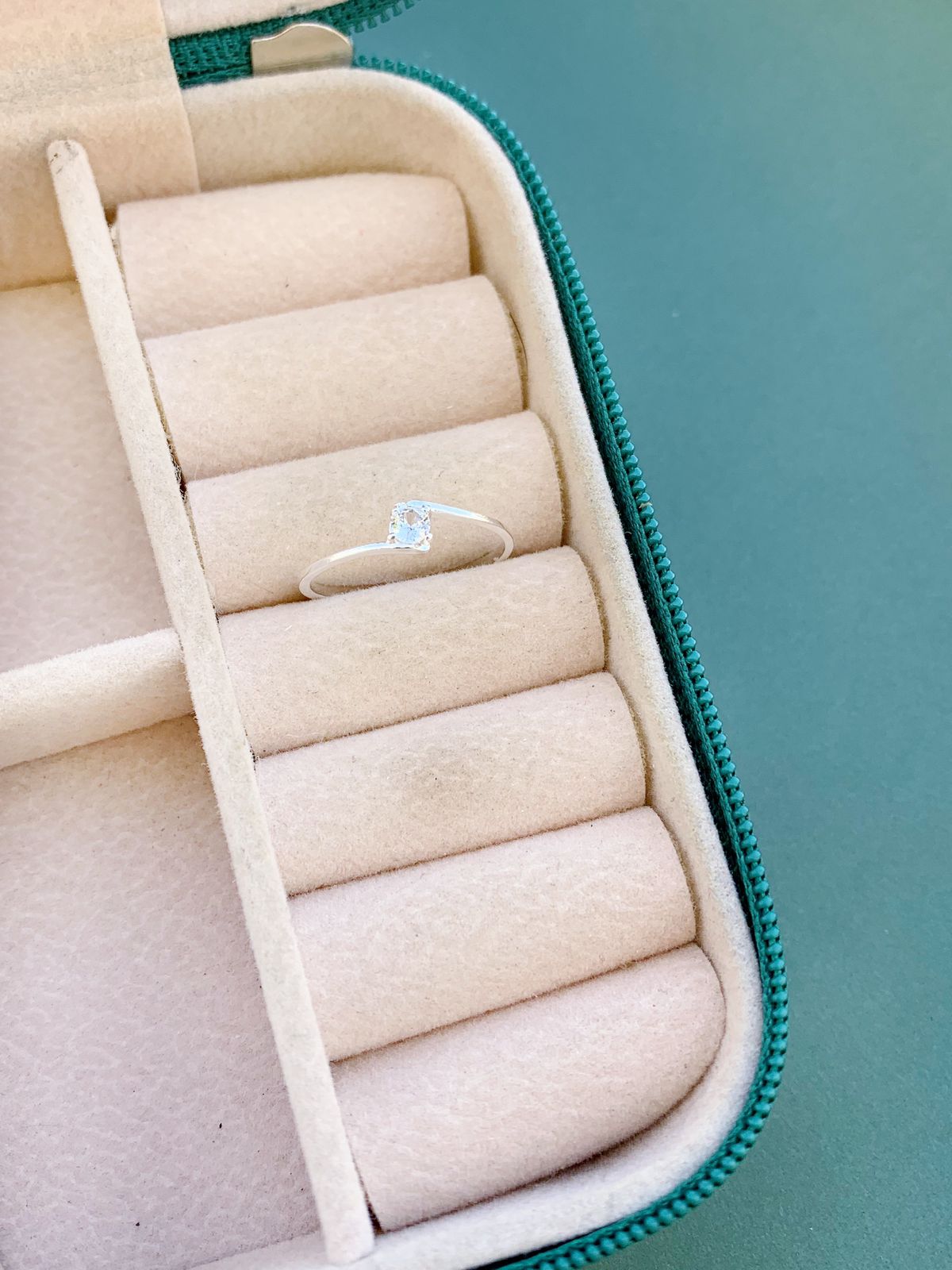 Anel Solitário Ponto de Luz Quadrado